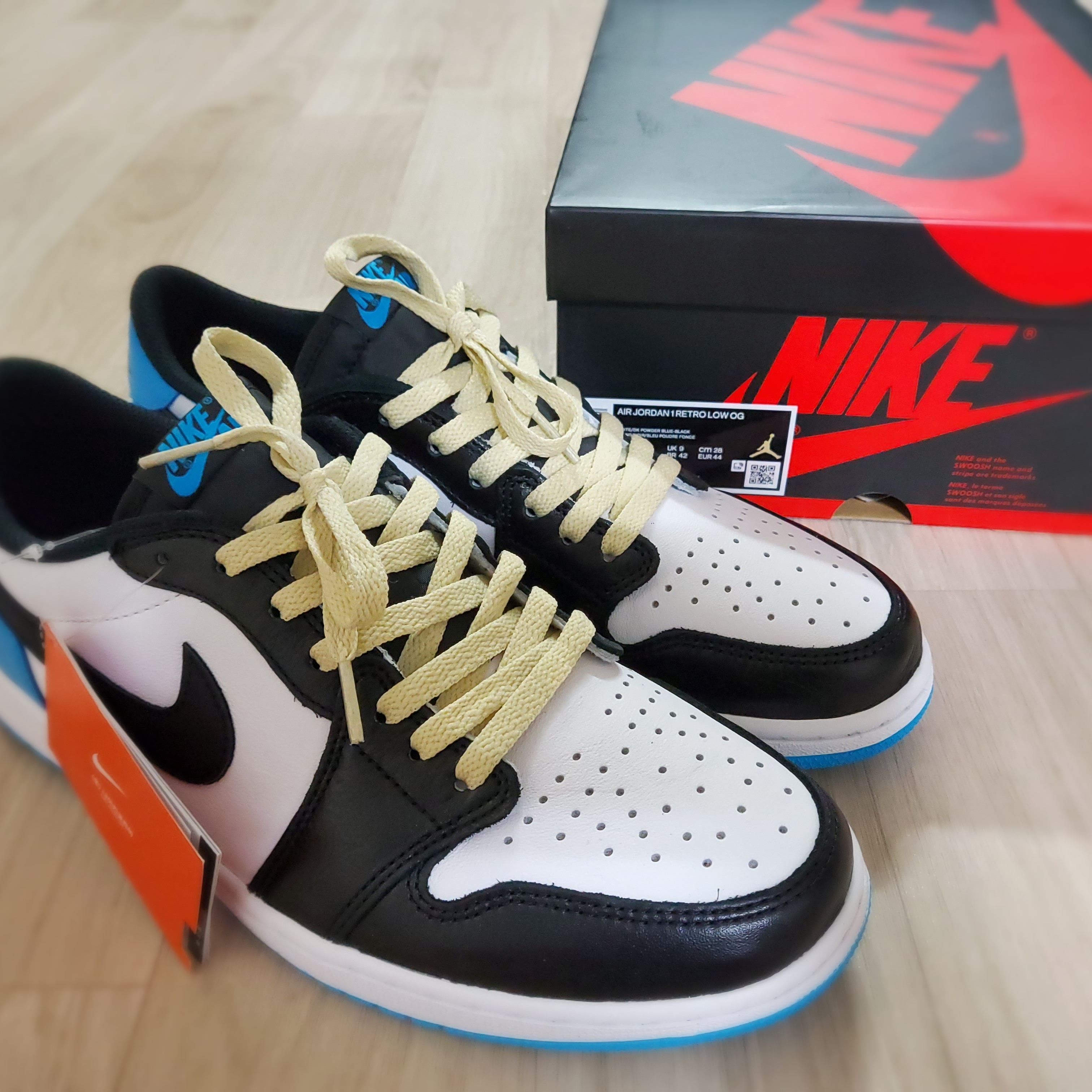 Jordan 1 Retro Low OG Black and Dark Powder Blue 착용 스타일 - 1