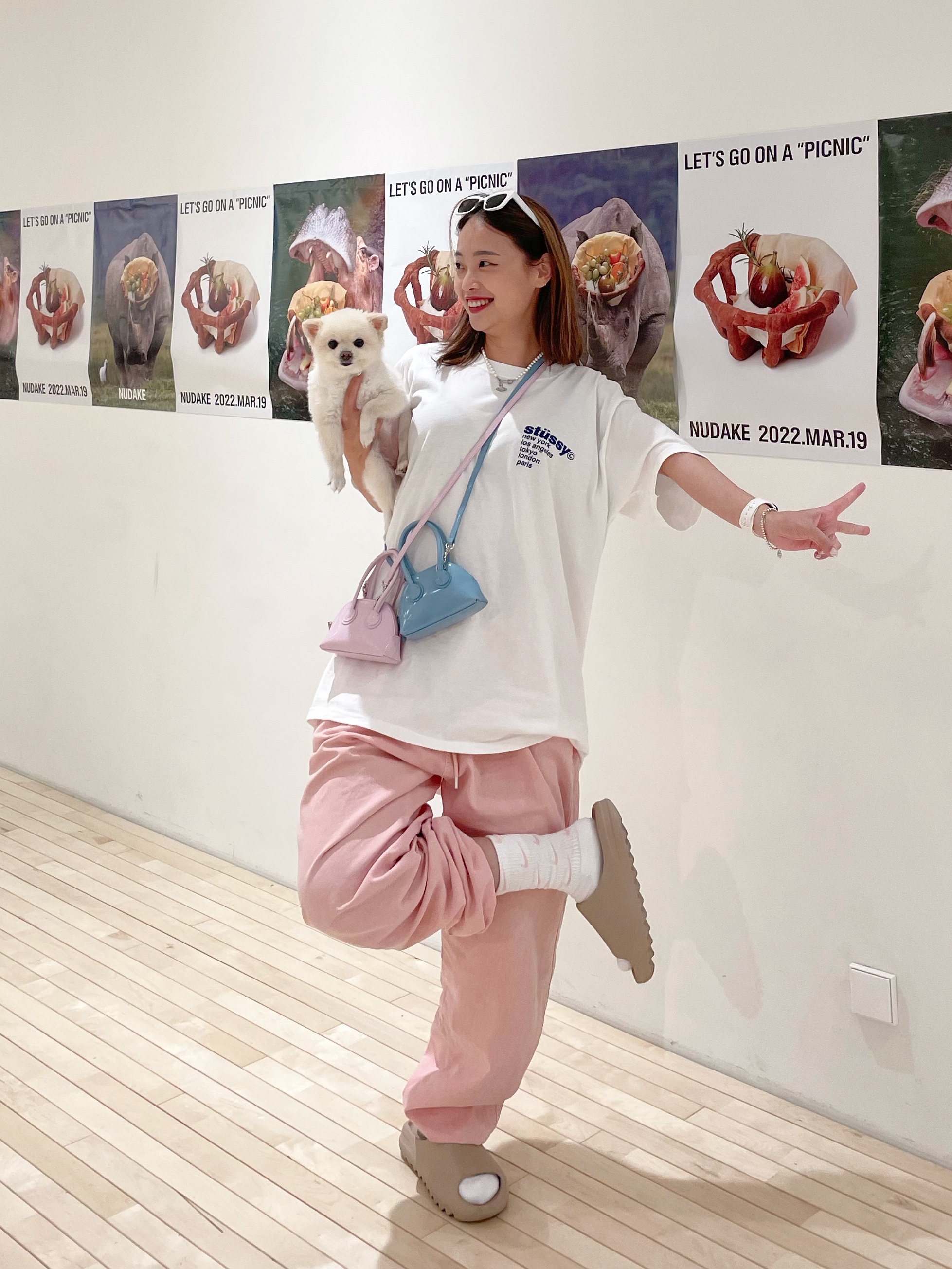 Adidas Yeezy Slide Pure - Re-Release Ver., Stussy Strawberry T-Shirt White 착용 스타일 - 5