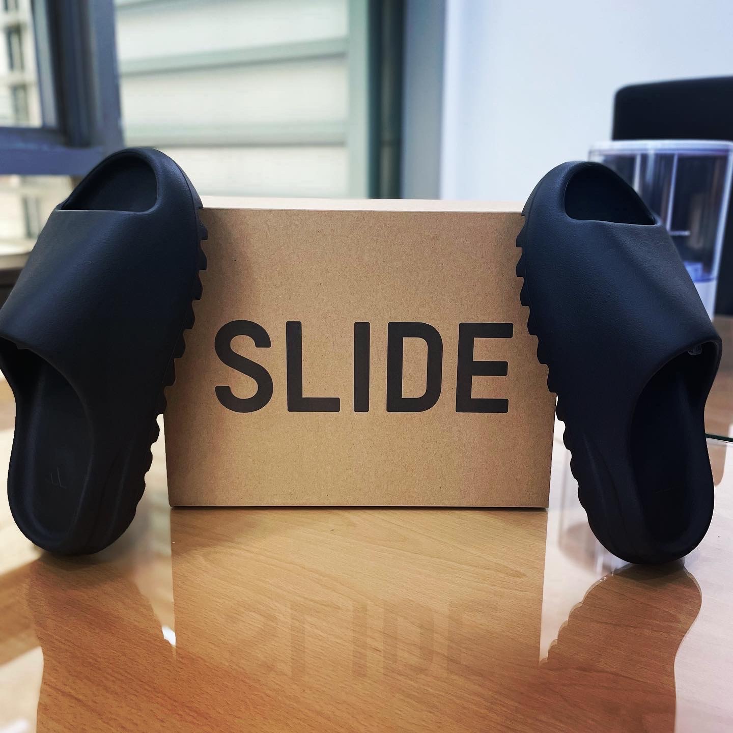 Adidas Yeezy Slide Onyx 착용 스타일 - 4