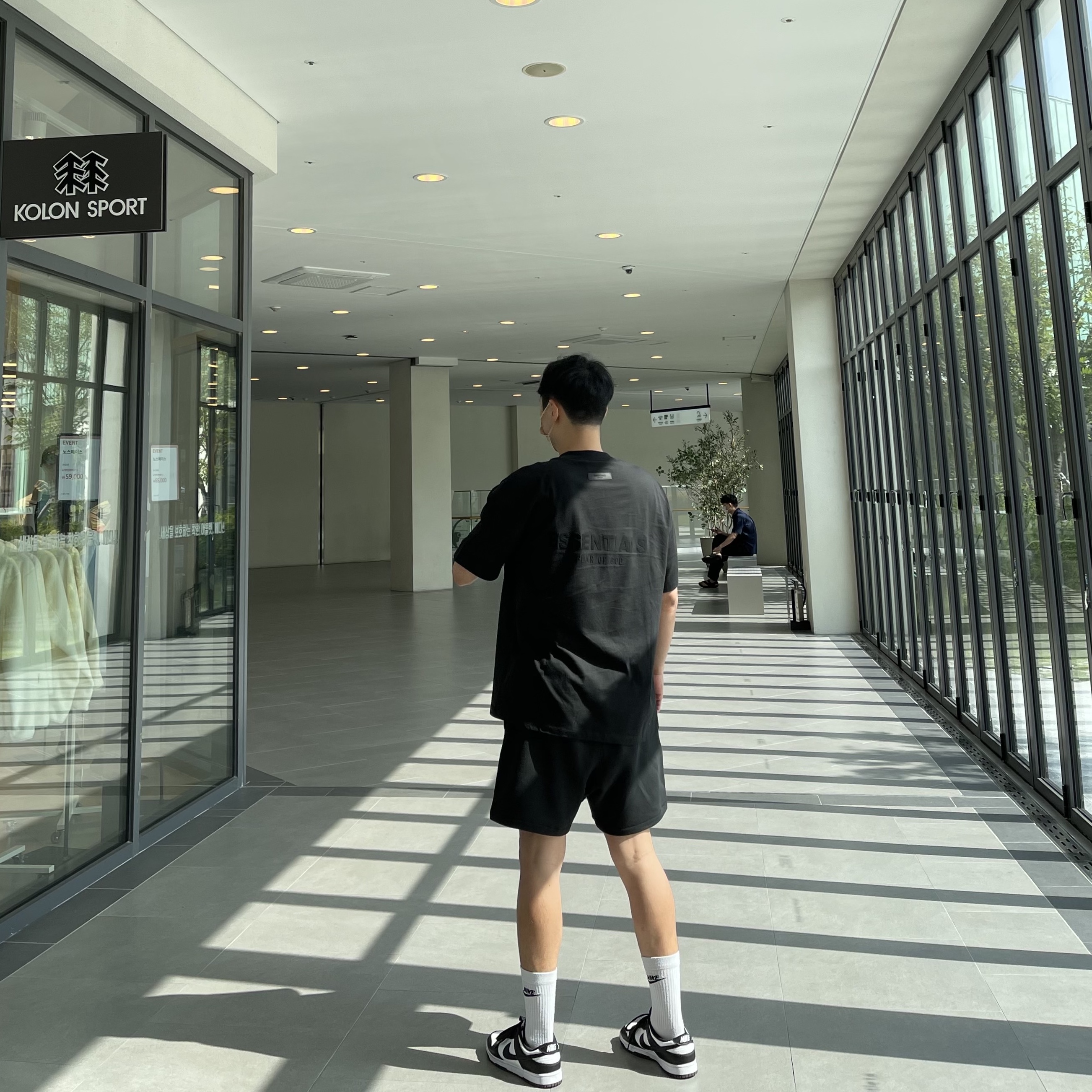 Essentials The Core Collection T-Shirt Stretch Limo, Essentials The Core Collection Sweatshorts Stretch Limo 착용 스타일 - 2