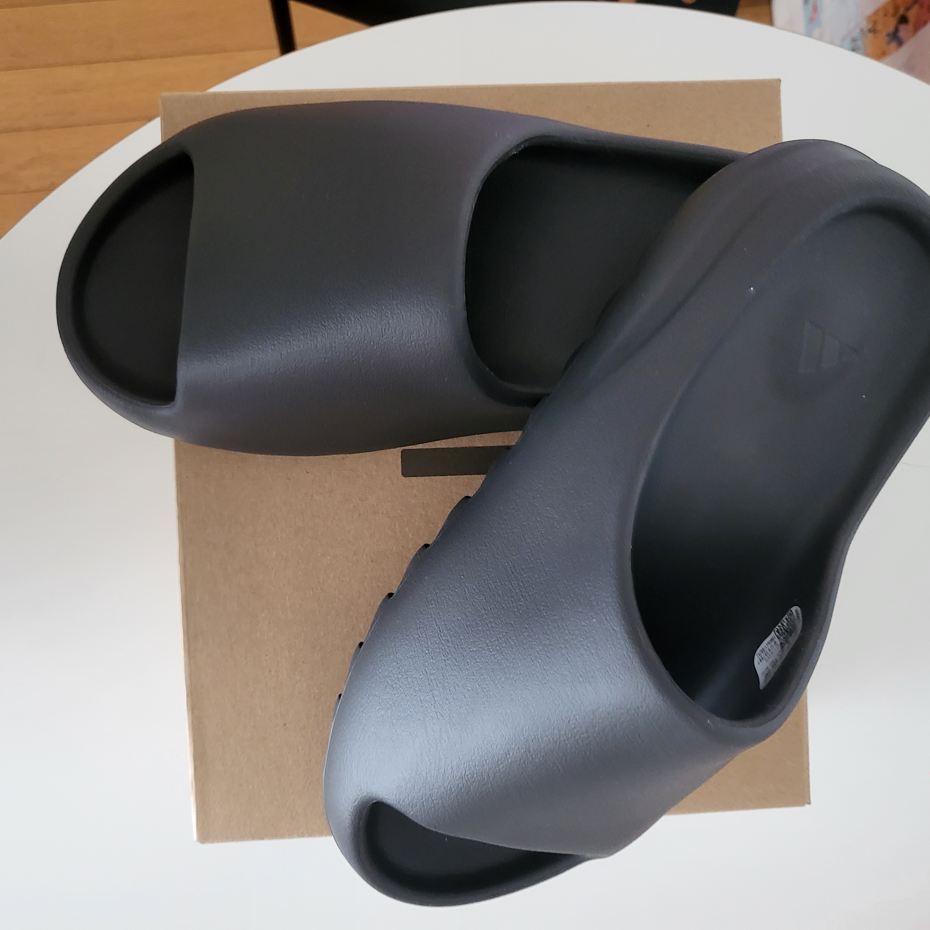 Adidas Yeezy Slide Onyx 착용 스타일 - 1