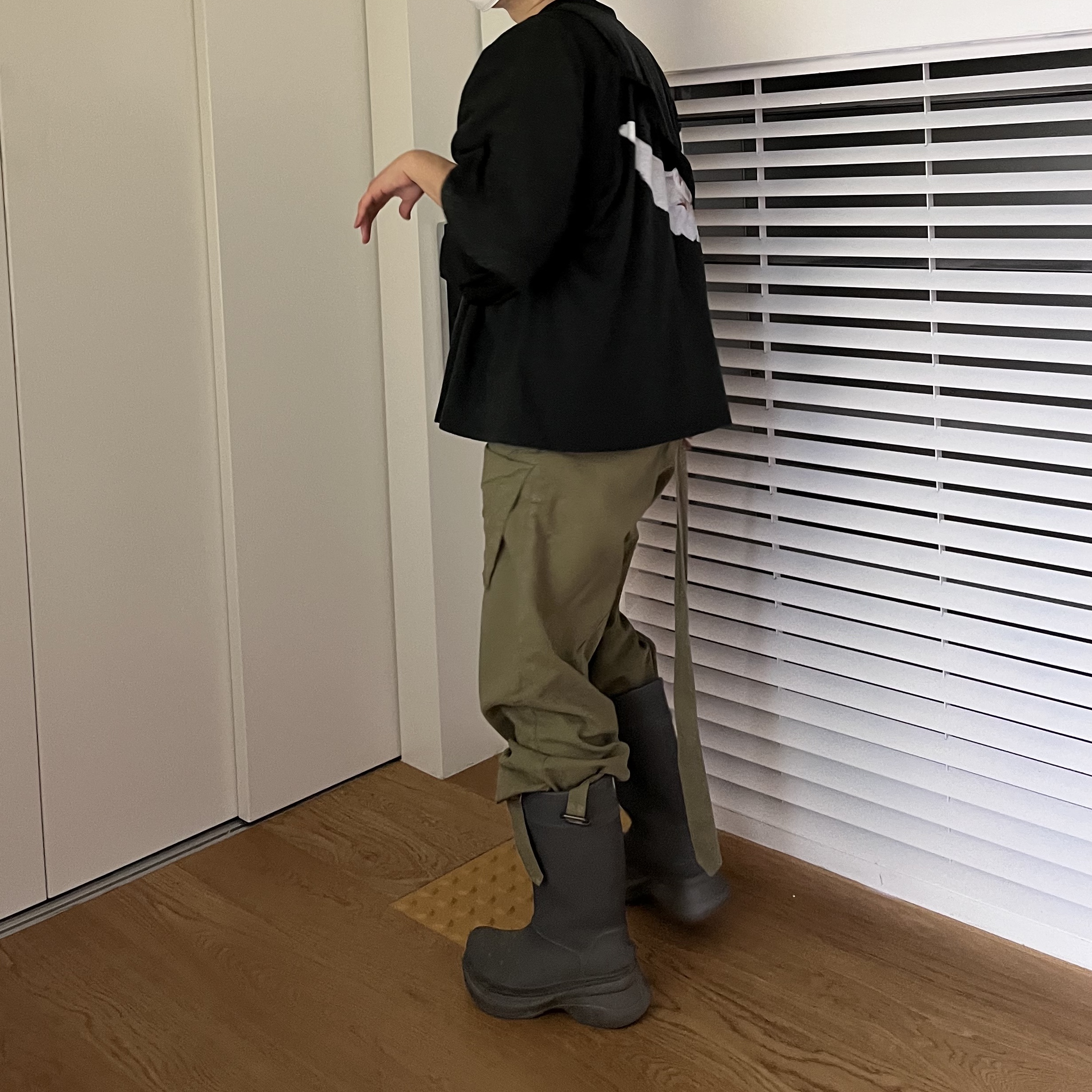 Yeezy Gap Engineered By Balenciaga Dove 3/4 Sleeve T-Shirt Washed Black, Balenciaga x Crocs Rubber Boot Black 착용 스타일 - 1