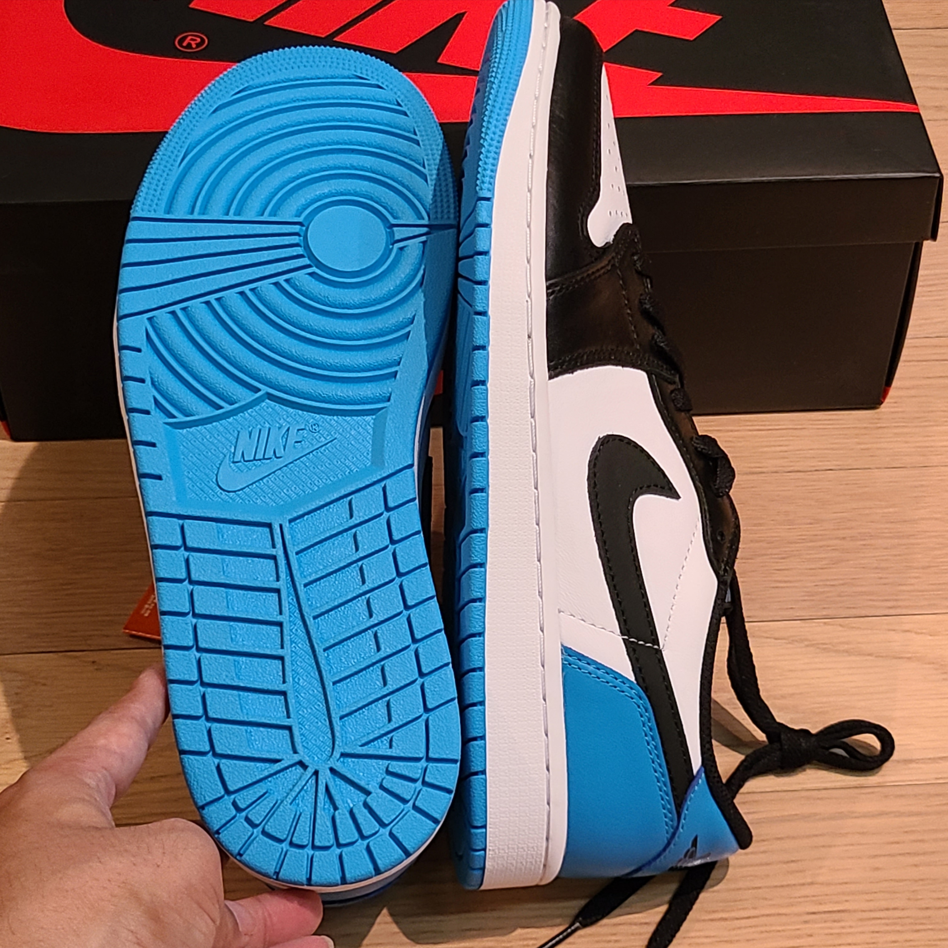 Jordan 1 Retro Low OG Black and Dark Powder Blue 착용 스타일 - 2