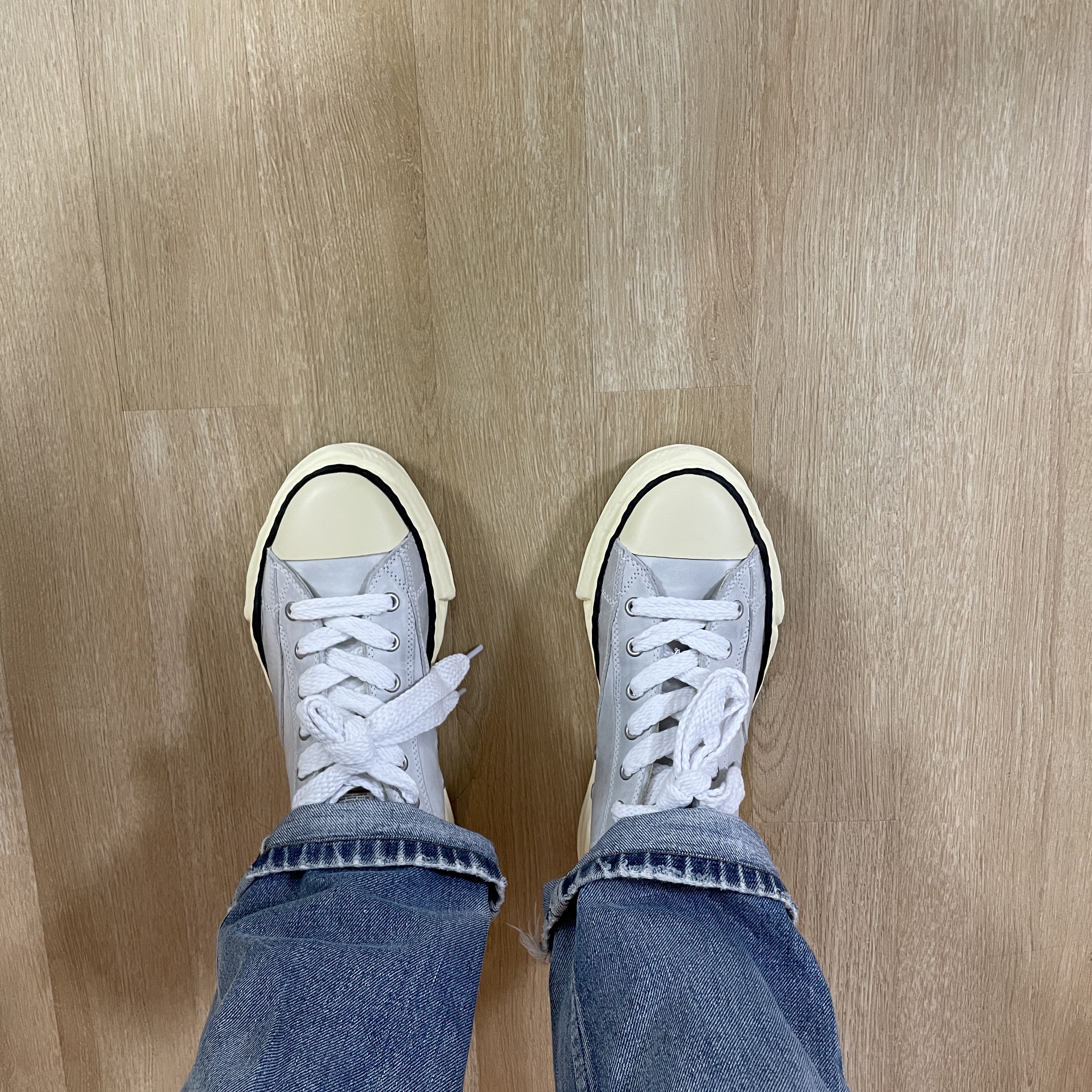Maison Mihara Yasuhiro Peterson OG Sole Paraffin Leather Low-top Sneakers White 착용 스타일