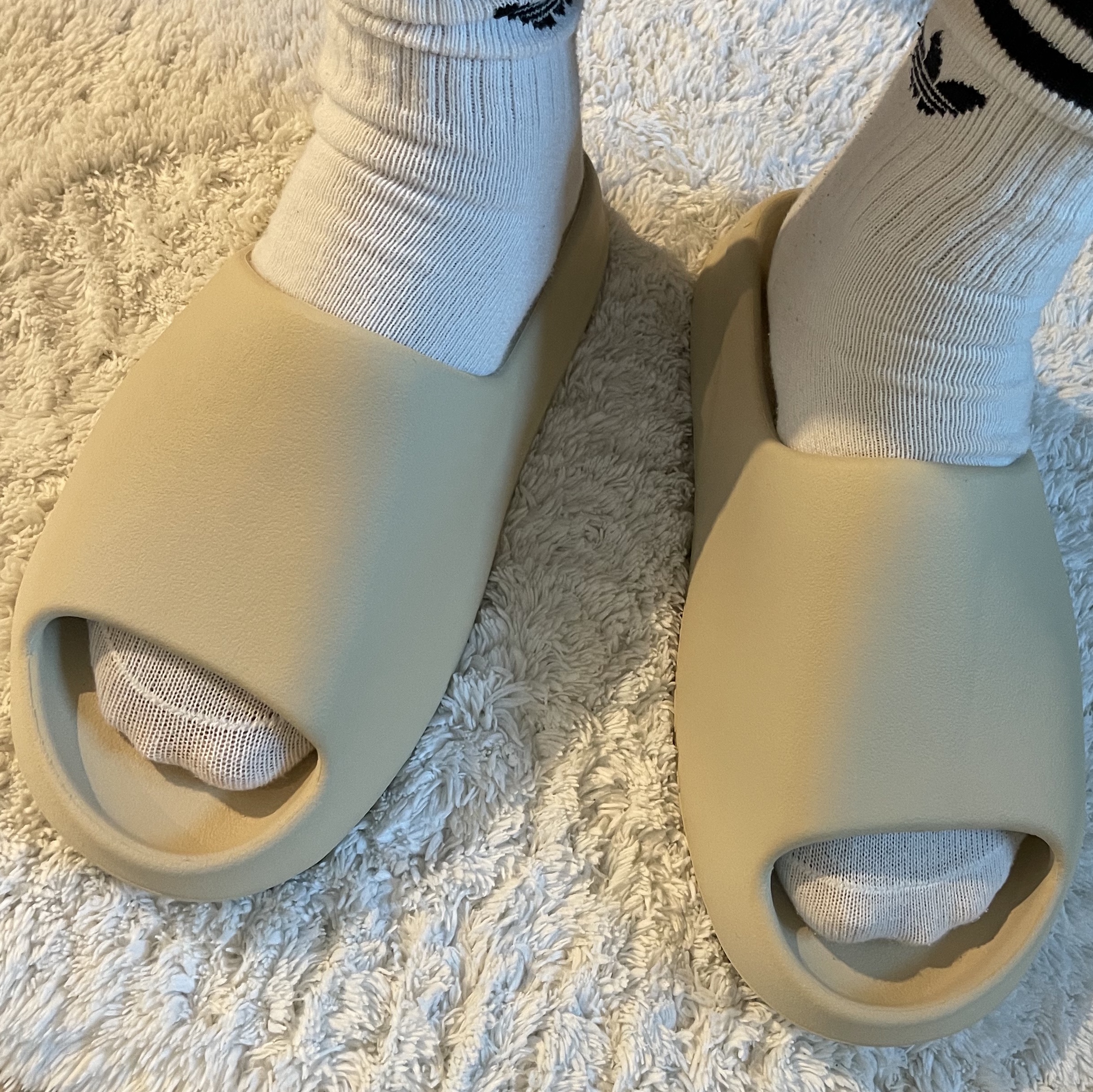 Adidas Yeezy Slide Bone 2022/2023 착용 스타일 - 2