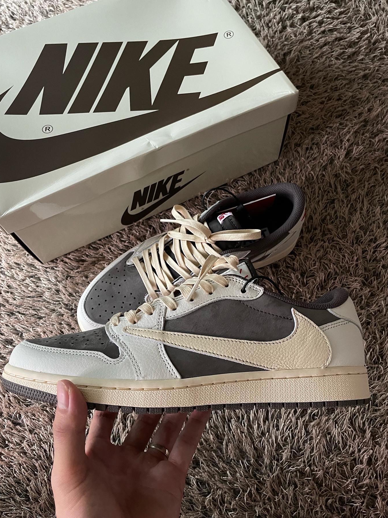 Jordan 1 x Travis Scott Retro Low OG SP Sail and Ridgerock 착용 스타일 - 2