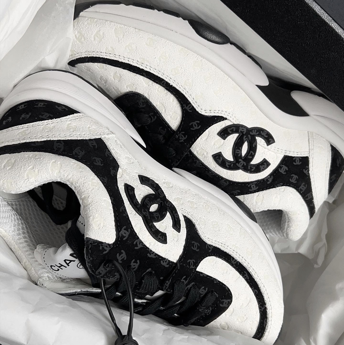 (W) Chanel Sneakers Printed Calfskin & White Black 착용 스타일