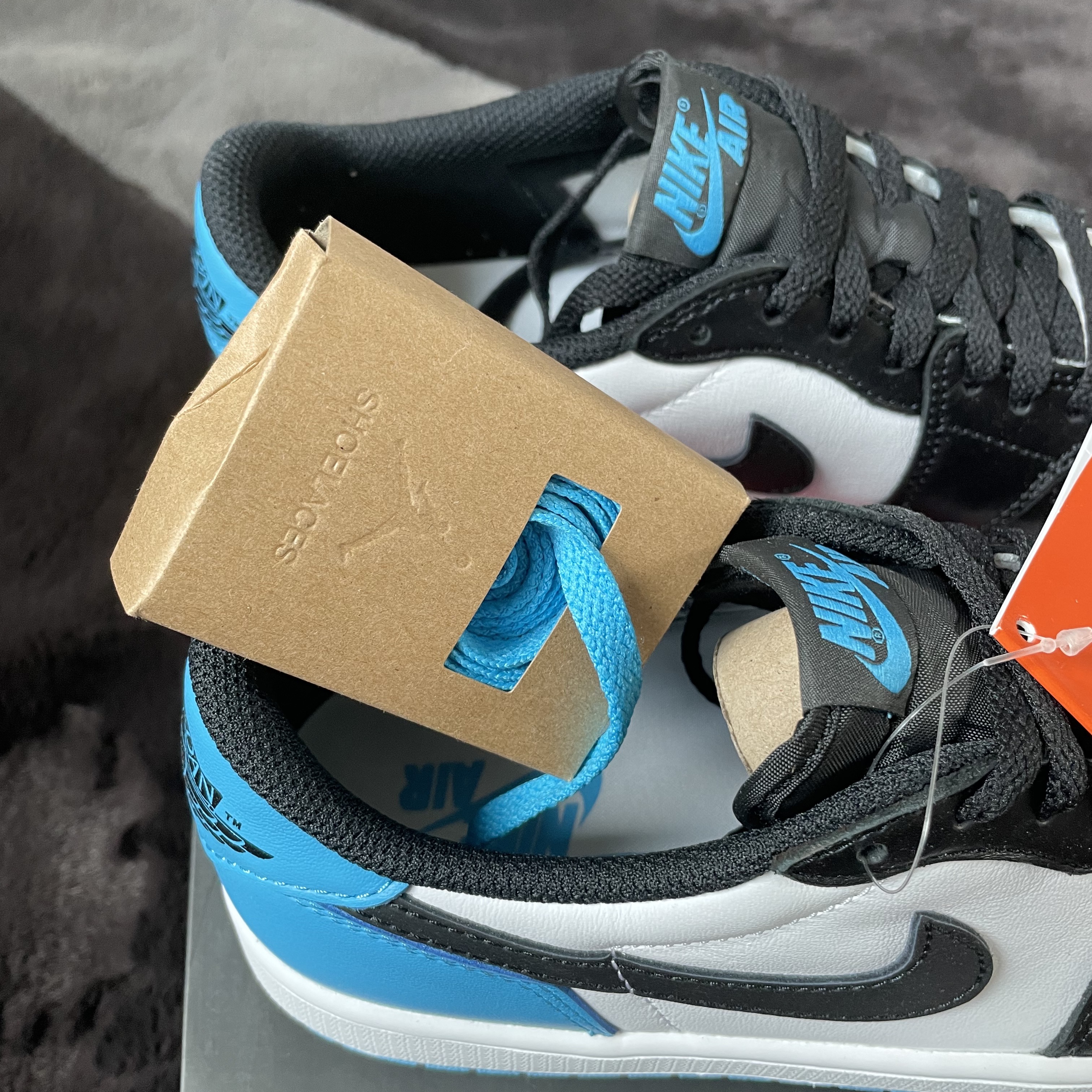 Jordan 1 Retro Low OG Black and Dark Powder Blue 착용 스타일 - 2