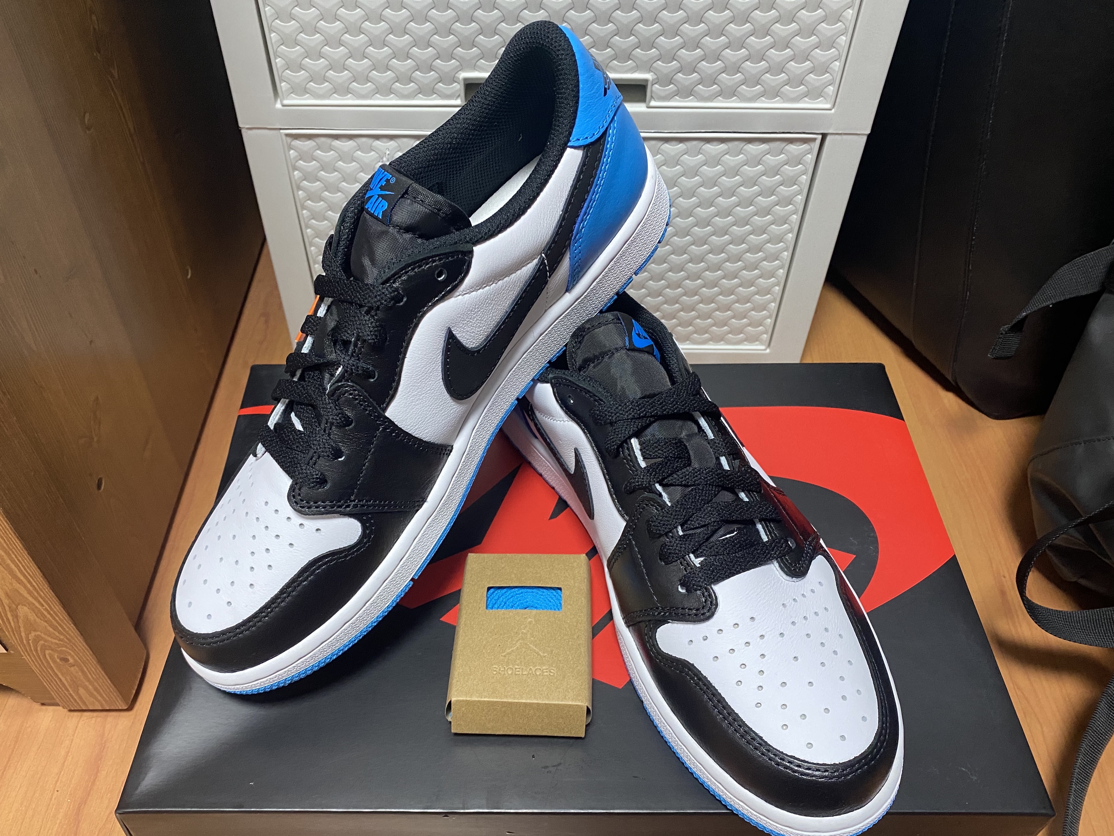 Jordan 1 Retro Low OG Black and Dark Powder Blue 착용 스타일 - 2