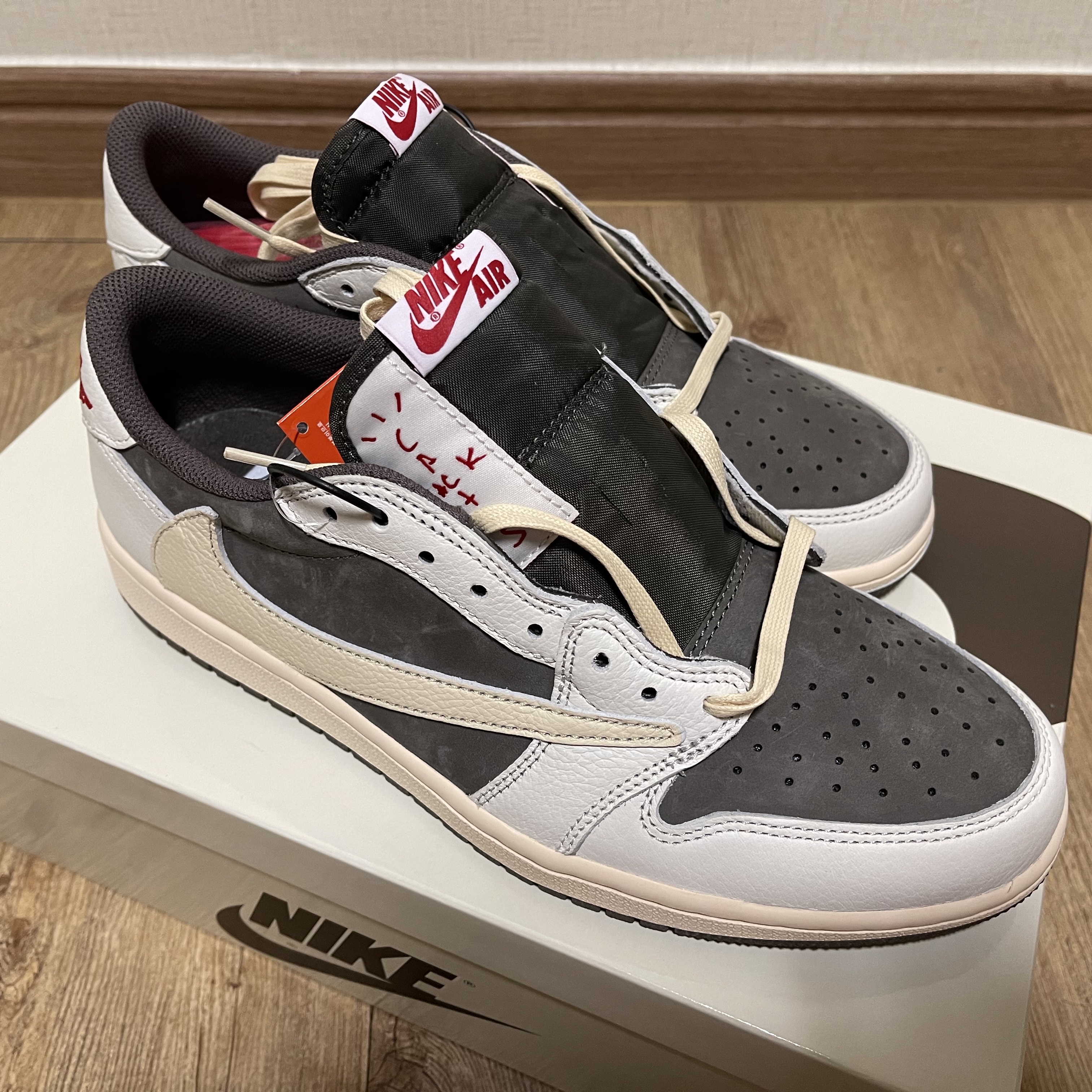 Jordan 1 x Travis Scott Retro Low OG SP Sail and Ridgerock 착용 스타일 - 1