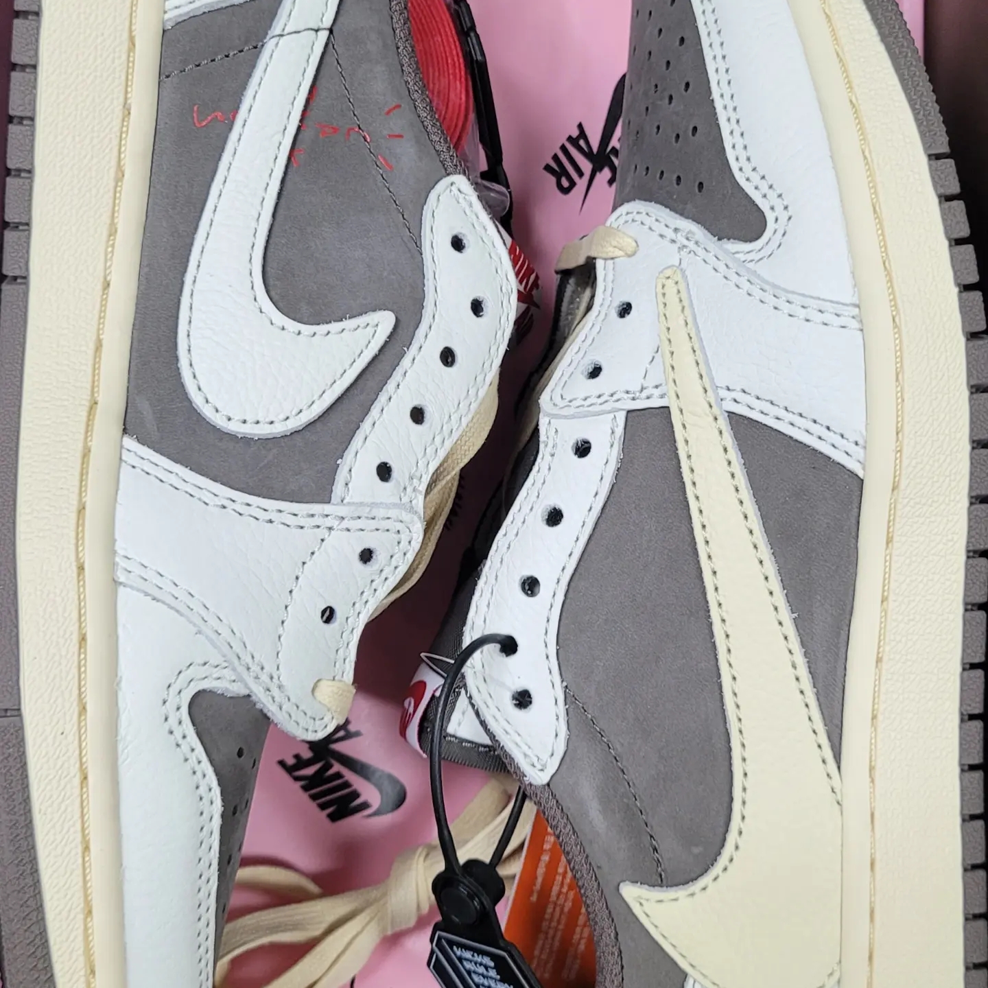 Jordan 1 x Travis Scott Retro Low OG SP Sail and Ridgerock 착용 스타일 - 1