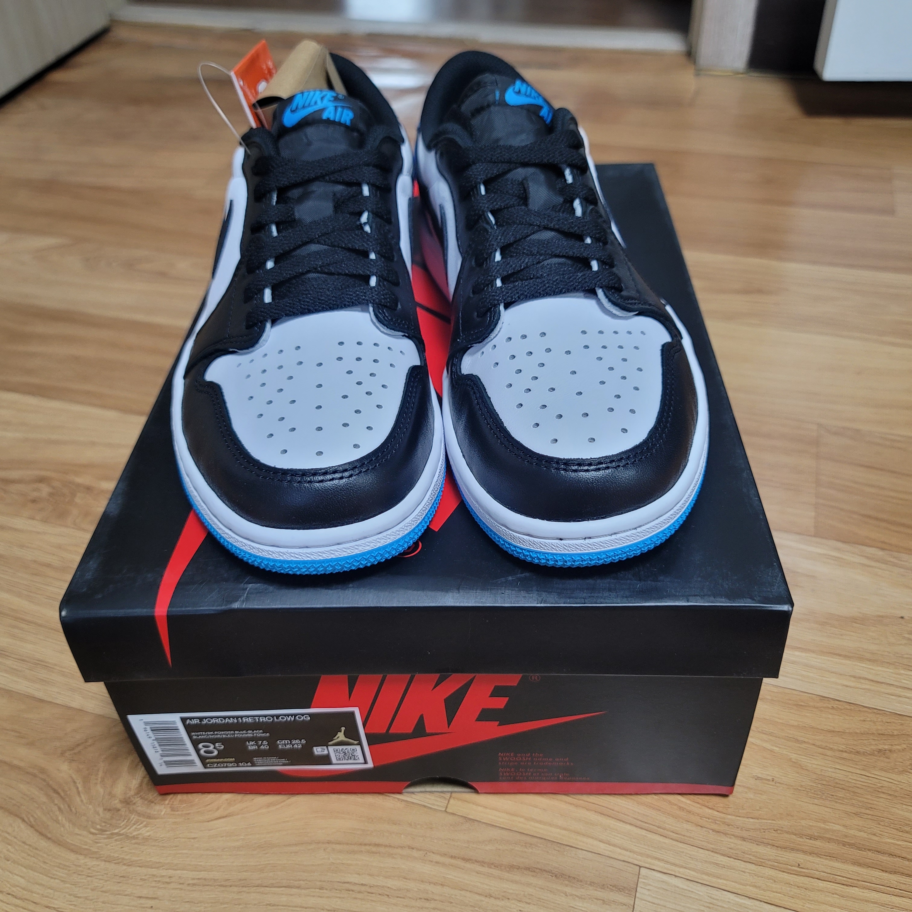 Jordan 1 Retro Low OG Black and Dark Powder Blue 착용 스타일 - 2