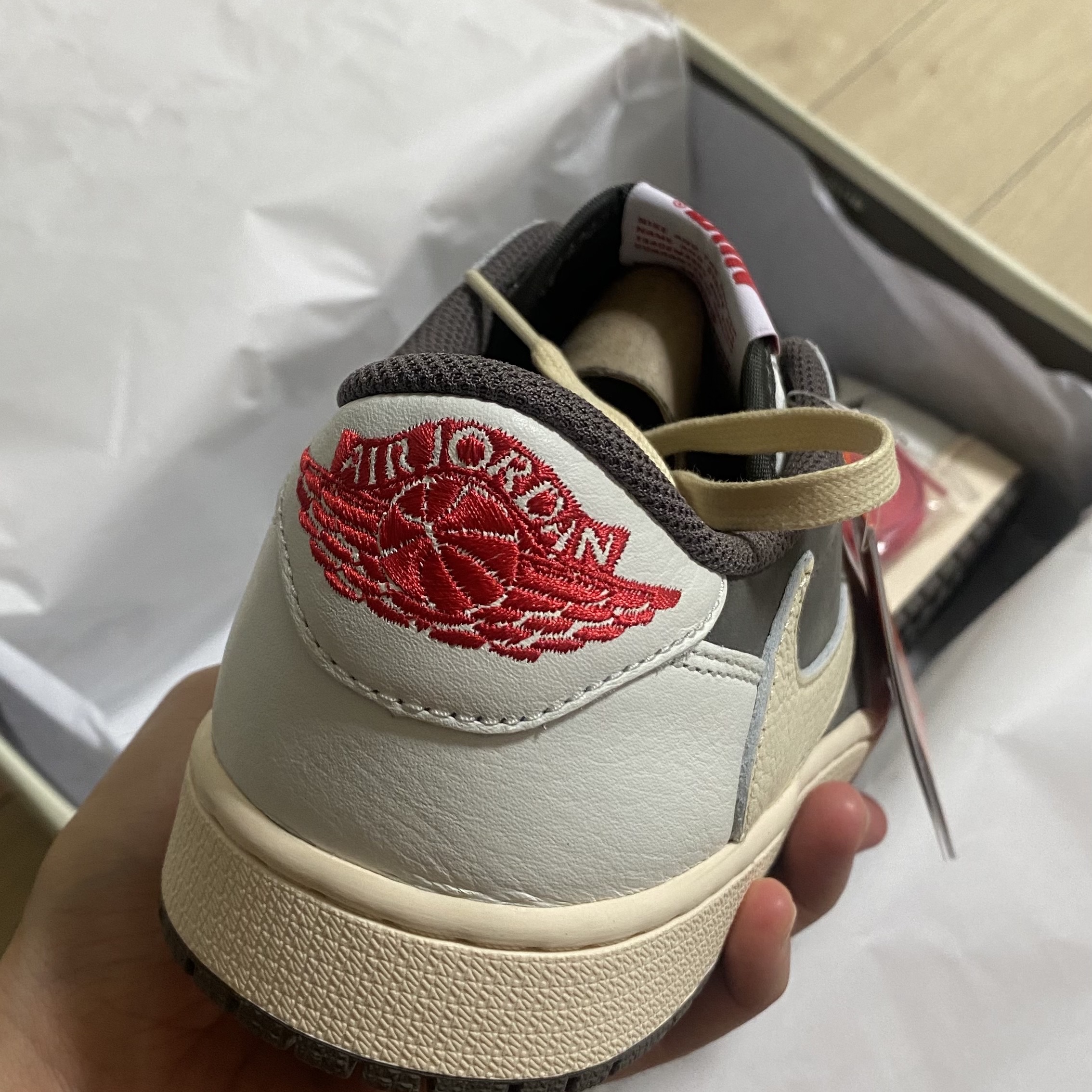 Jordan 1 x Travis Scott Retro Low OG SP Sail and Ridgerock 착용 스타일 - 2