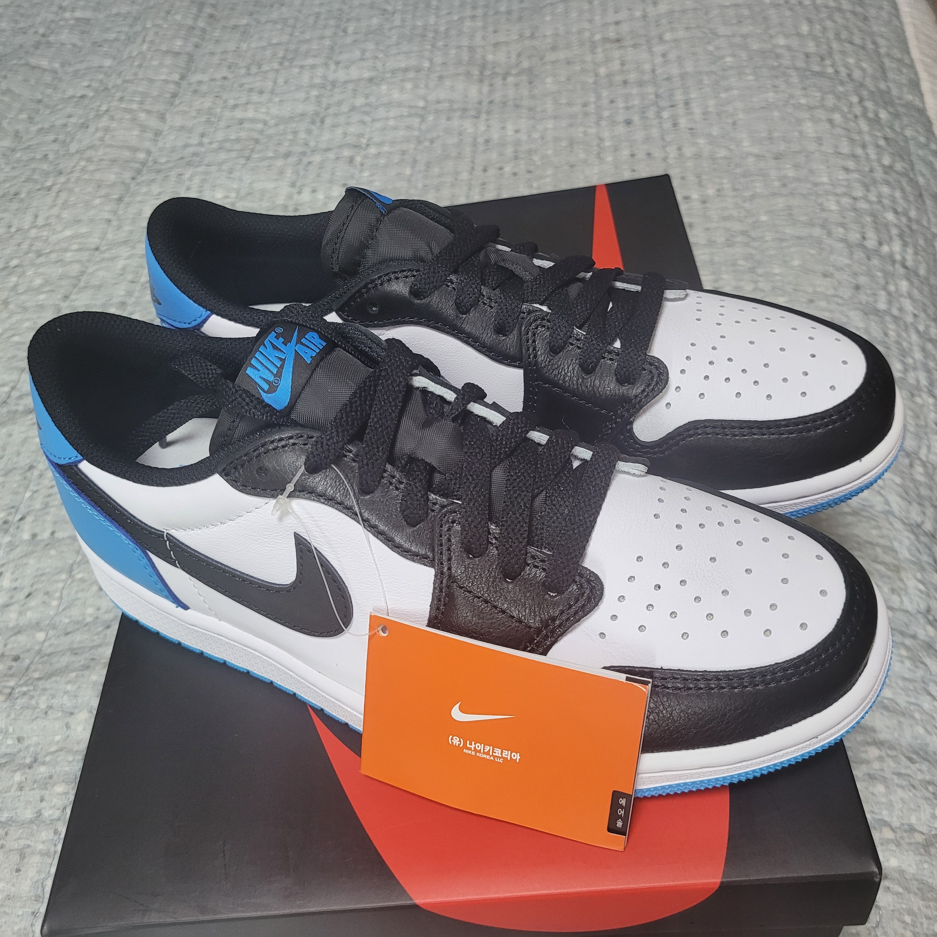 Jordan 1 Retro Low OG Black and Dark Powder Blue 착용 스타일 - 4