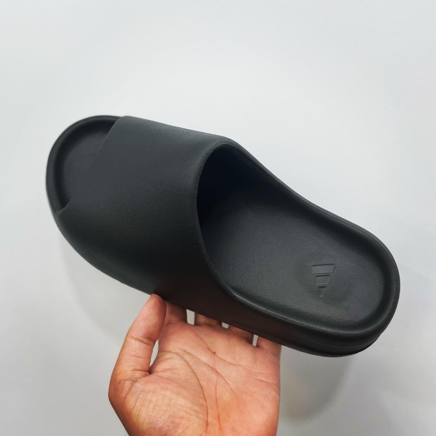 Adidas Yeezy Slide Onyx 착용 스타일 - 3