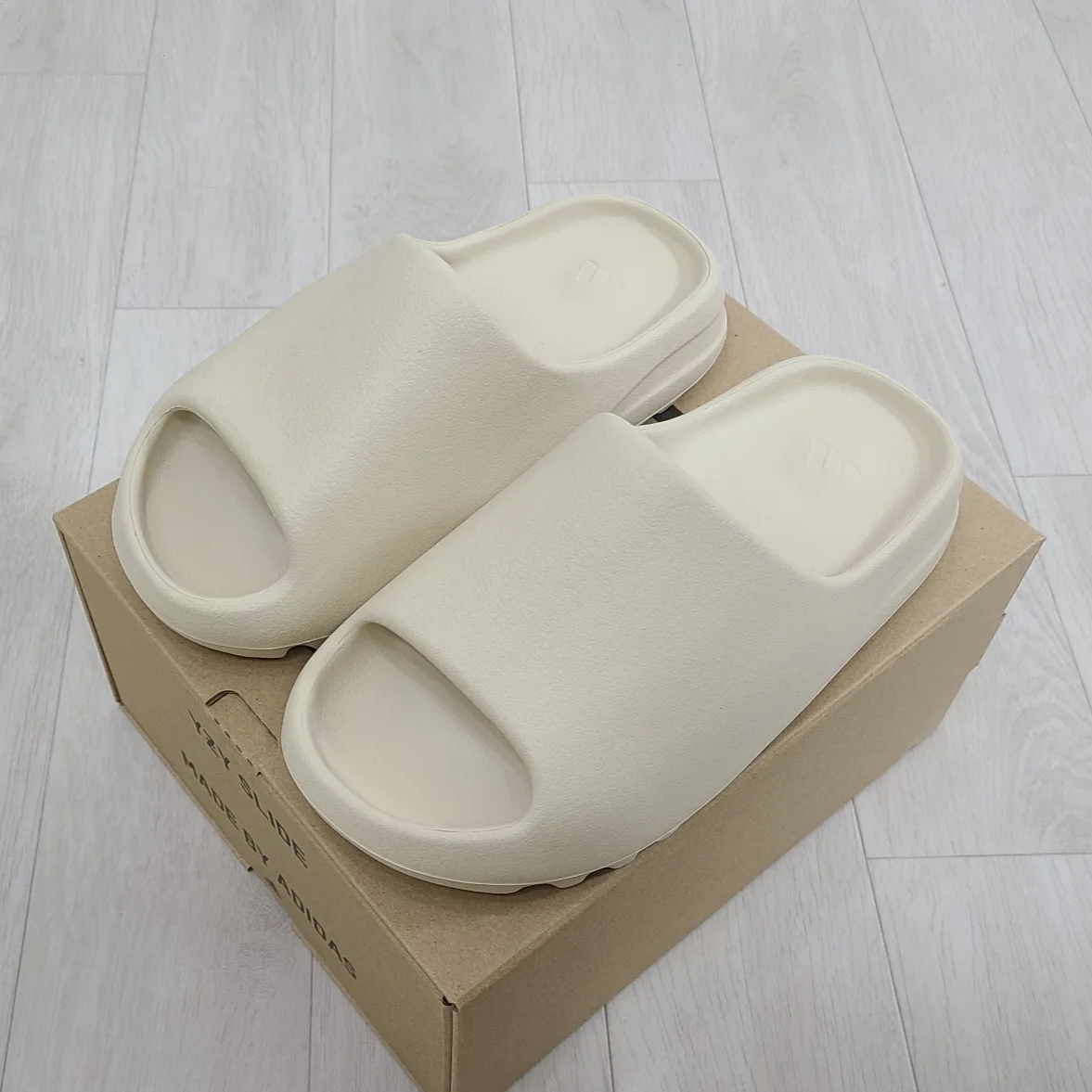 Adidas Yeezy Slide Bone 2022/2023 착용 스타일 - 2
