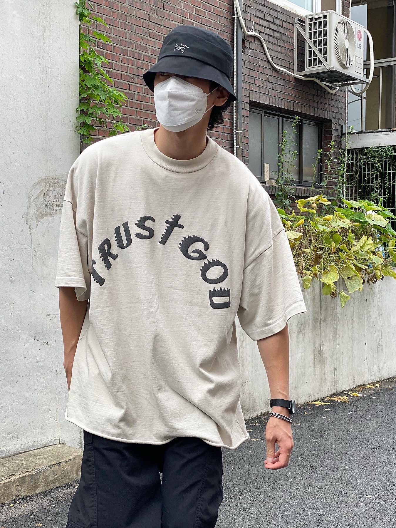 Adidas Yeezy Foam RNNR Stone Sage, Palace x Arc'teryx Sinsolo Hat Black - 20FW 착용 스타일 - 4