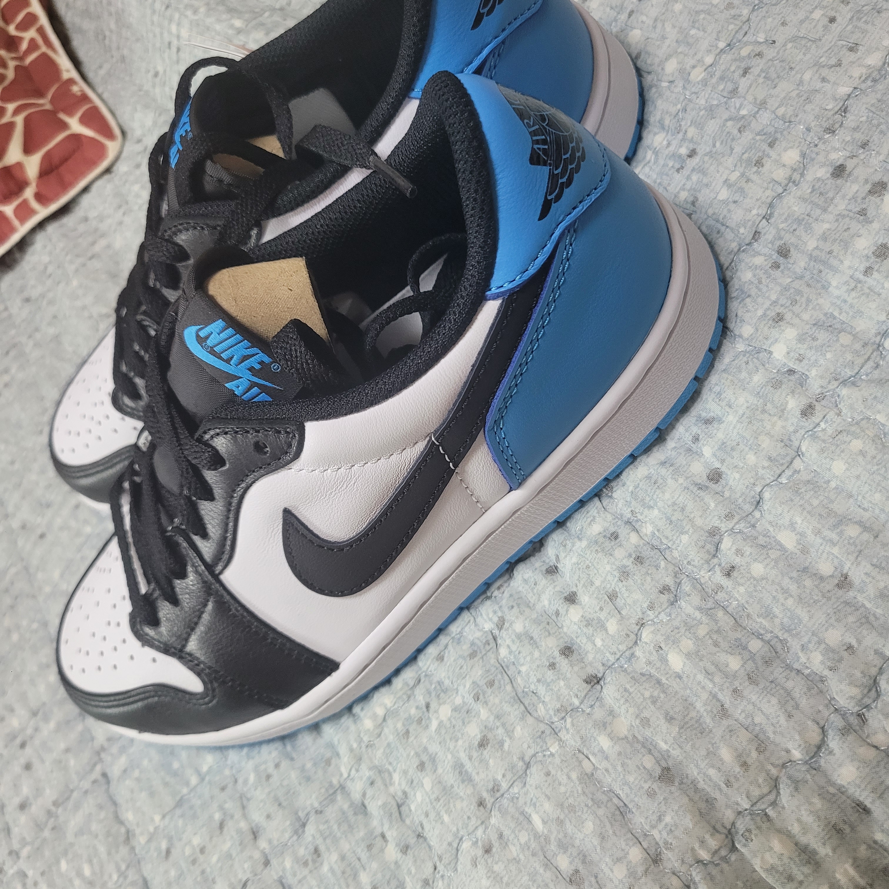 Jordan 1 Retro Low OG Black and Dark Powder Blue 착용 스타일 - 2