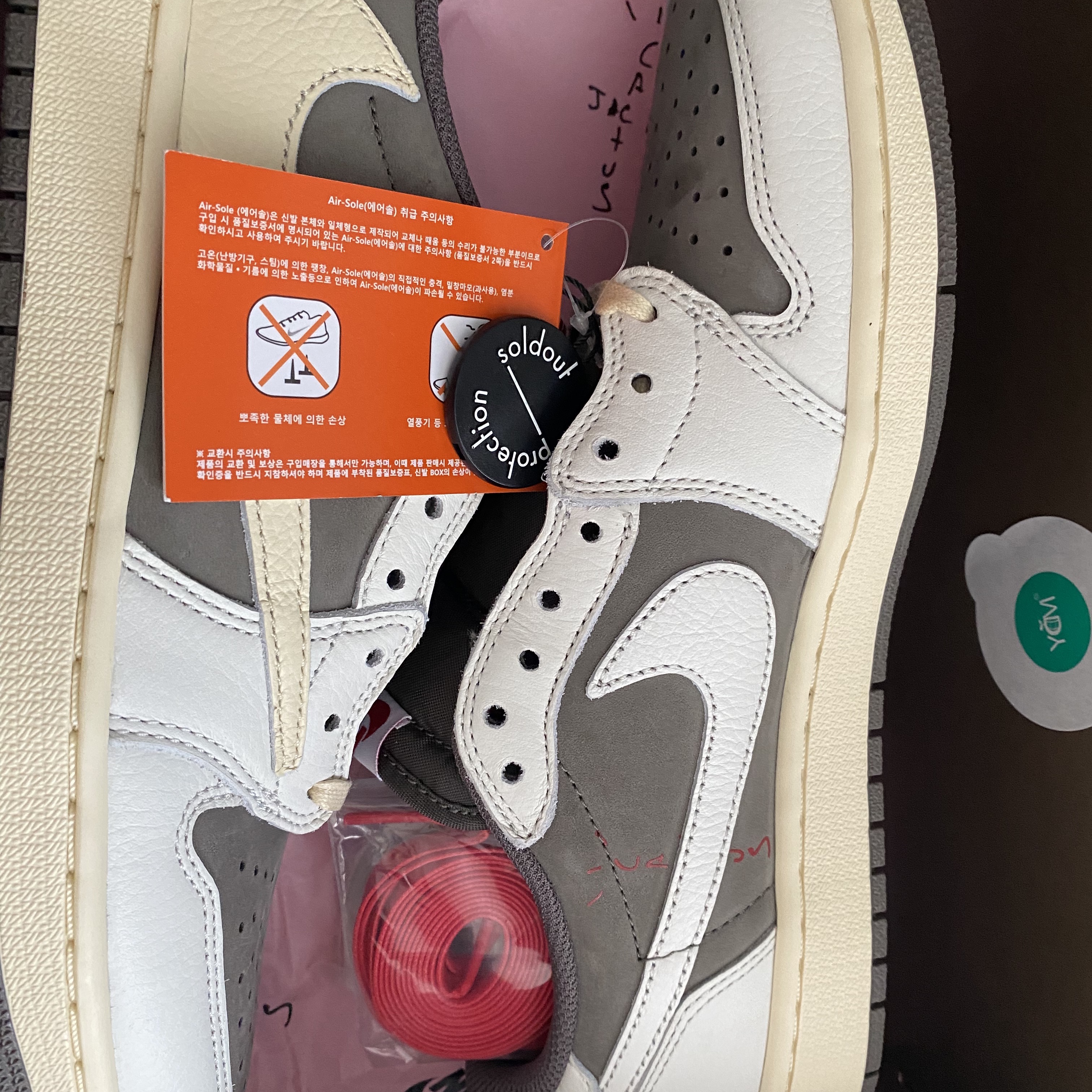 Jordan 1 x Travis Scott Retro Low OG SP Sail and Ridgerock 착용 스타일 - 2