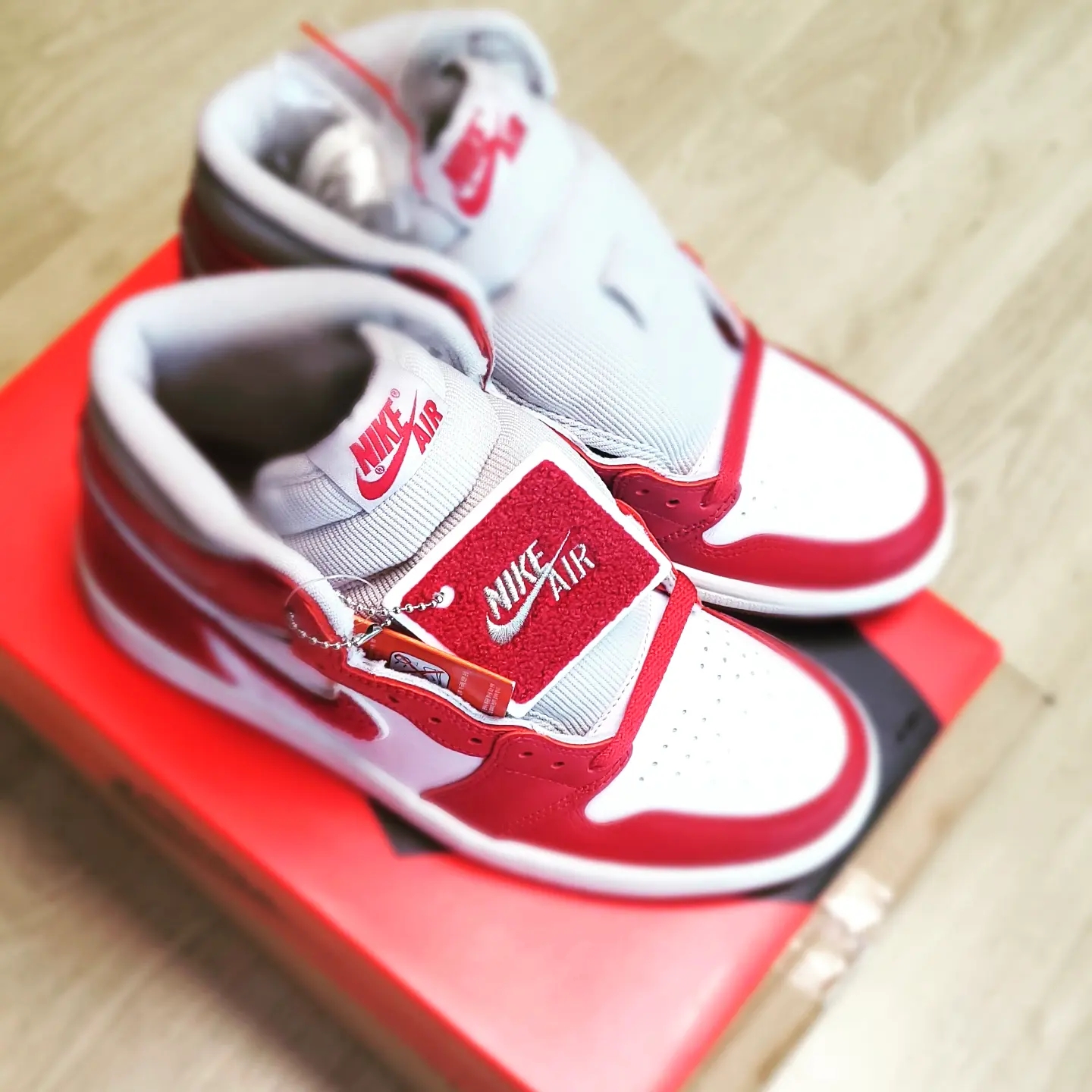(W) Jordan 1 Retro High OG Varsity Red 착용 스타일 - 5