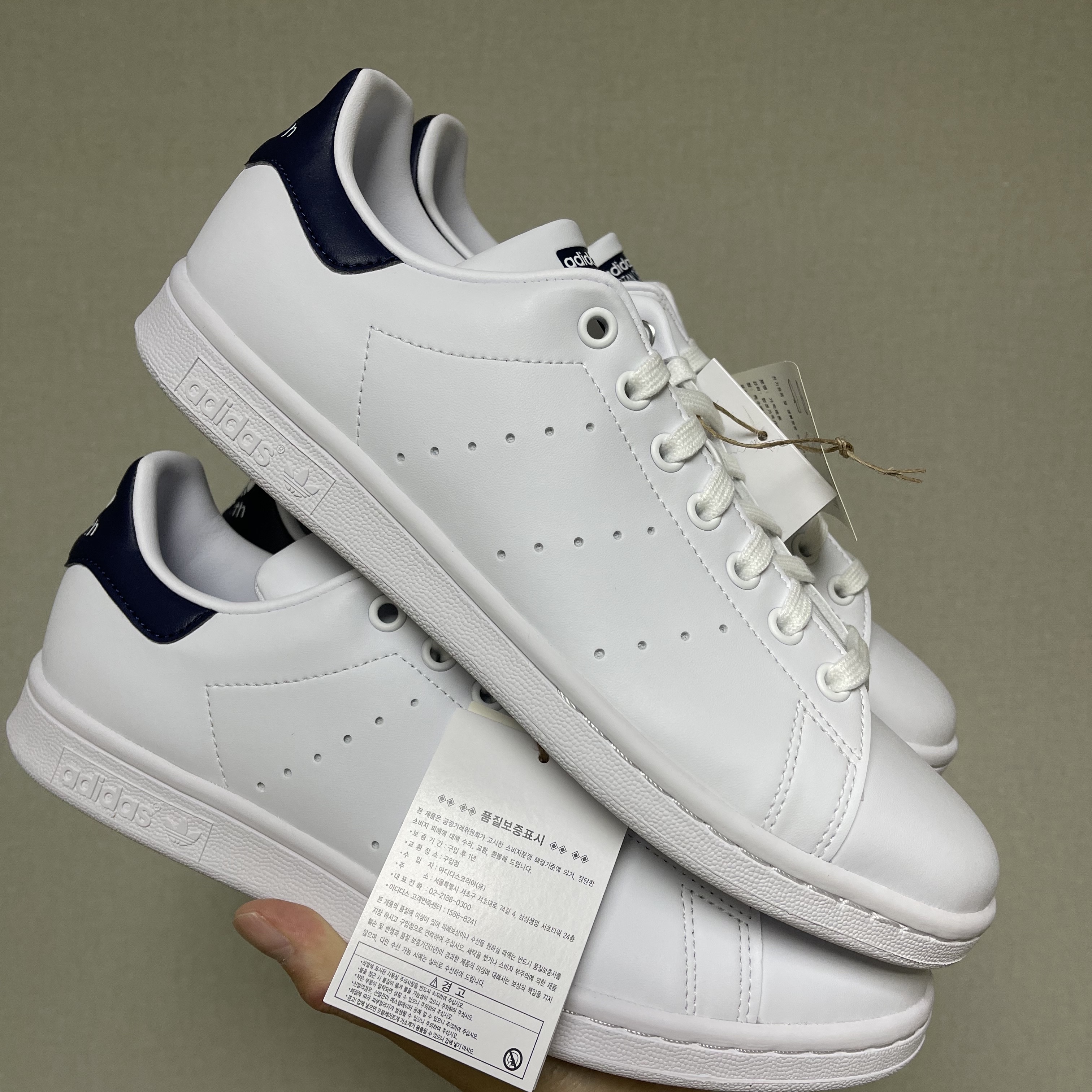 Adidas Stan Smith Core White Dark Blue 착용 스타일