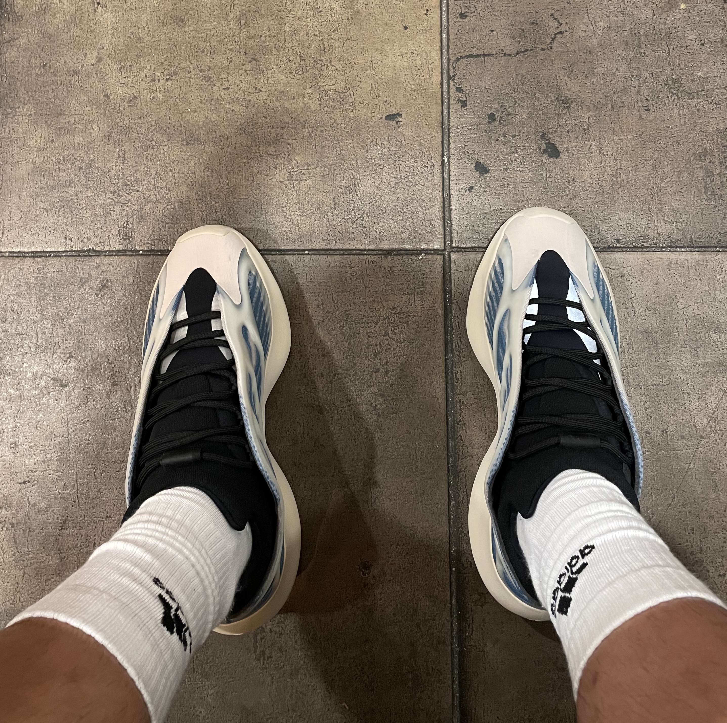 Adidas Yeezy 700 V3 Kyanite 착용 스타일