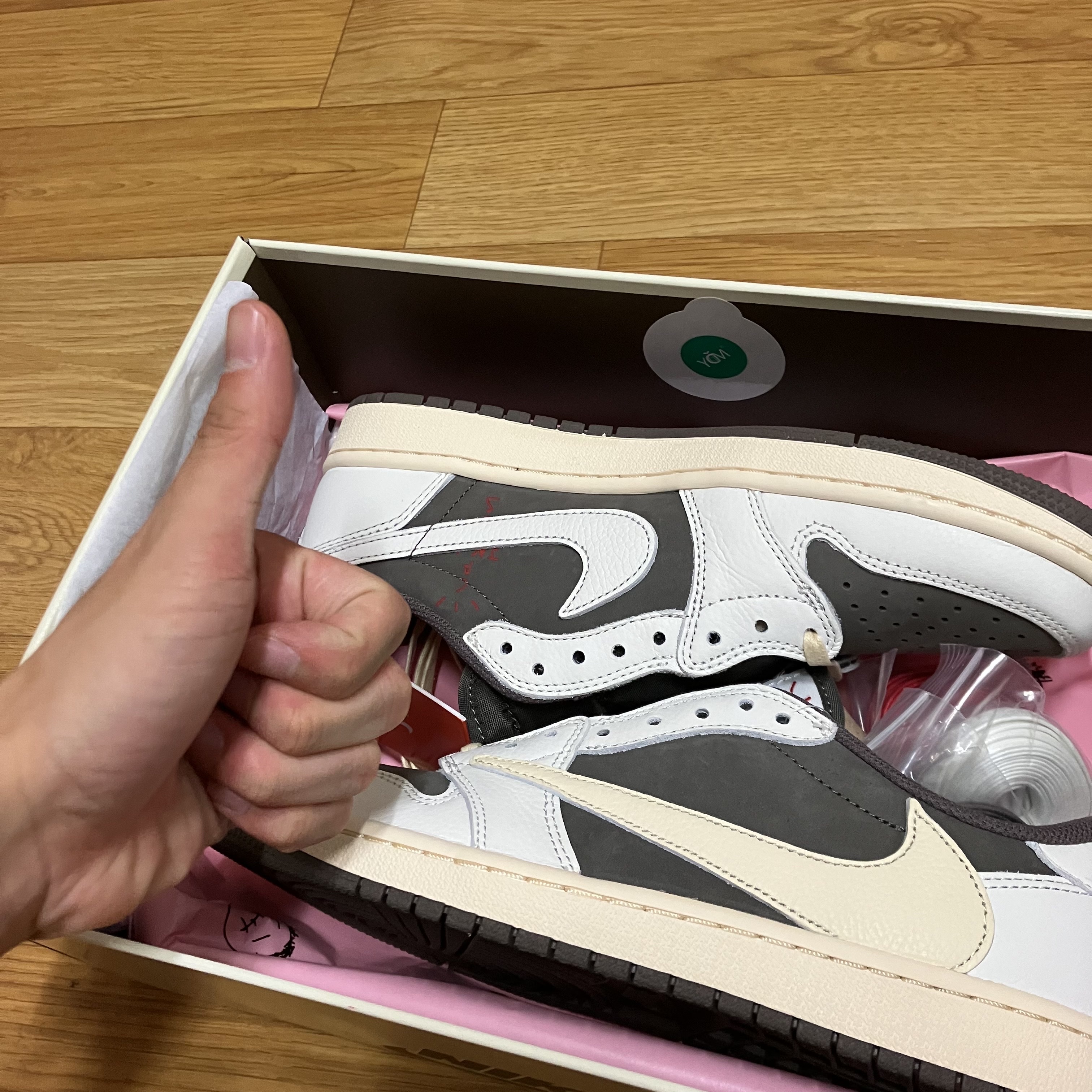 Jordan 1 x Travis Scott Retro Low OG SP Sail and Ridgerock 착용 스타일 - 2
