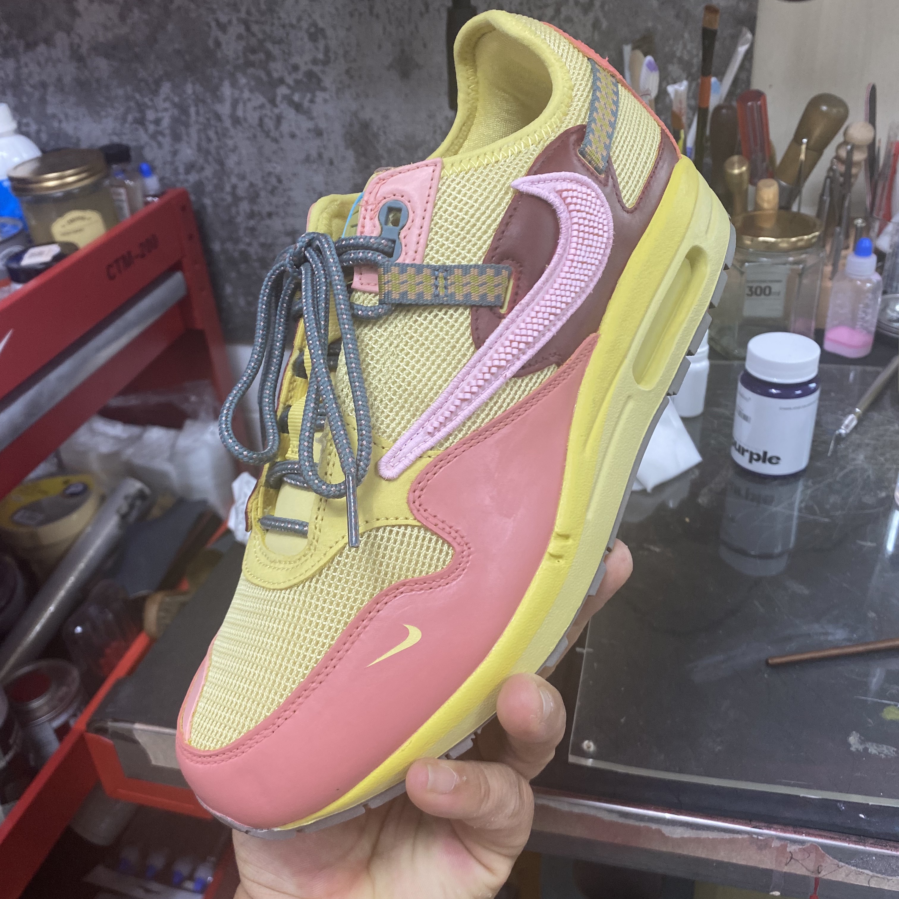 Nike x Travis Scott Air Max 1 Cact.us Gold 착용 스타일 - 2