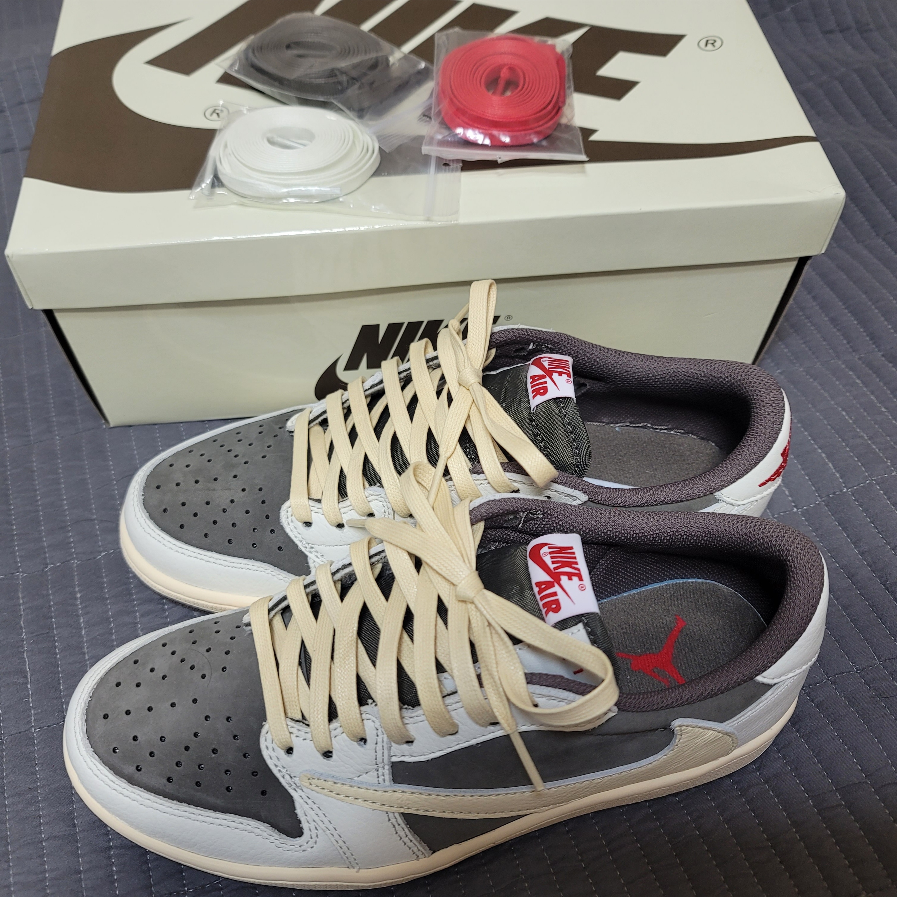 Jordan 1 x Travis Scott Retro Low OG SP Sail and Ridgerock 착용 스타일