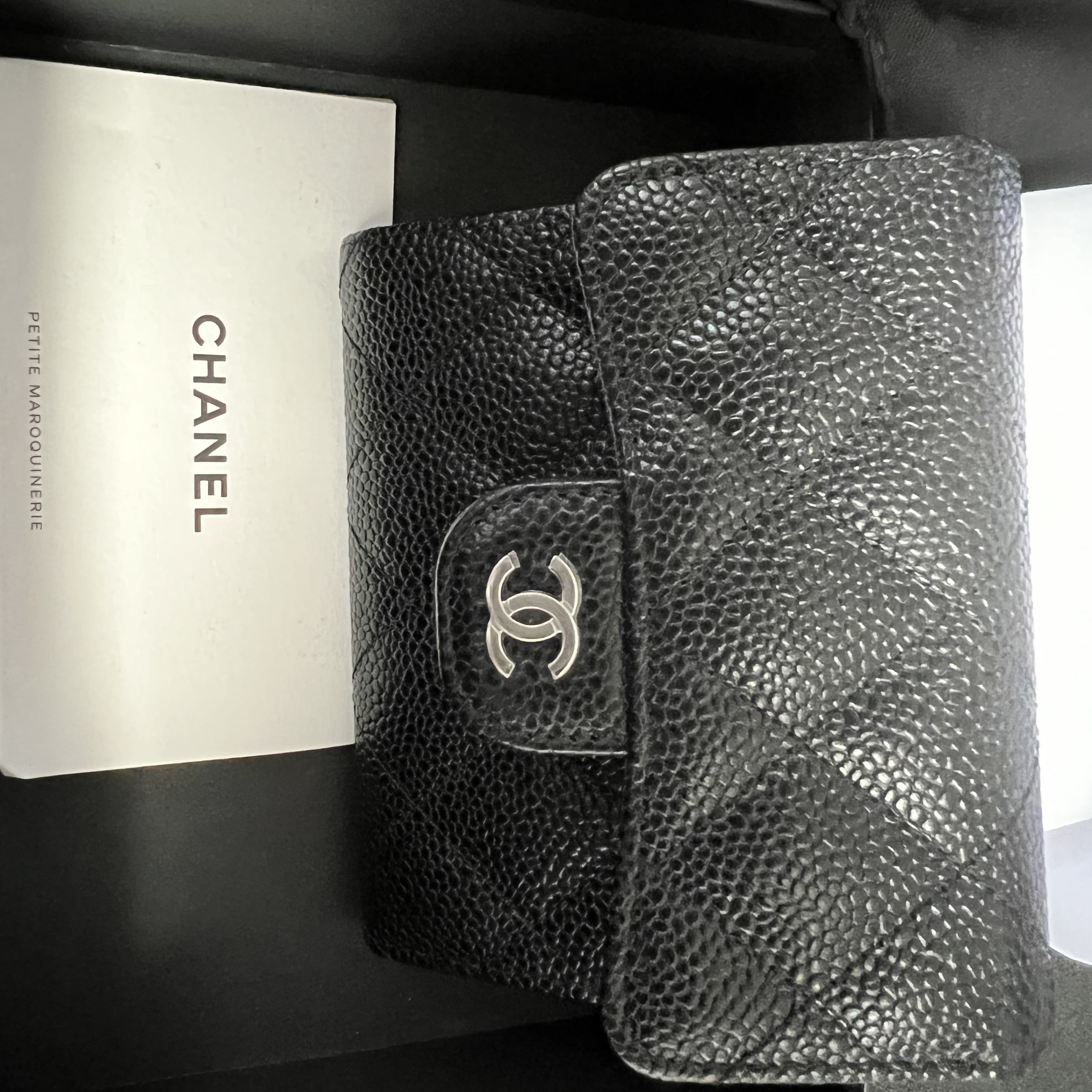 Chanel Small Classic Flap Wallet Grained Calfskin & Silver Black 착용 스타일 - 3