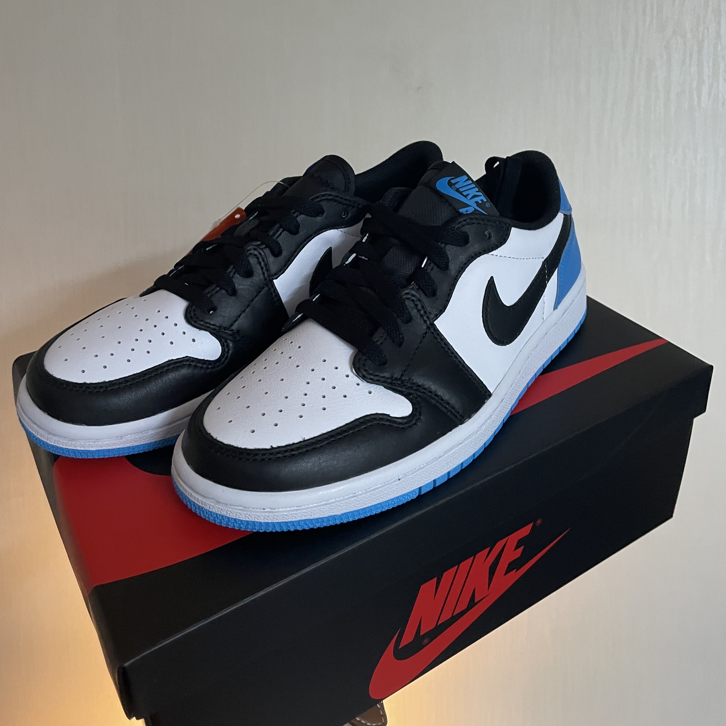 Jordan 1 Retro Low OG Black and Dark Powder Blue, (W) Jordan 1 Retro Low OG Black and Dark Powder Blue 착용 스타일 - 1