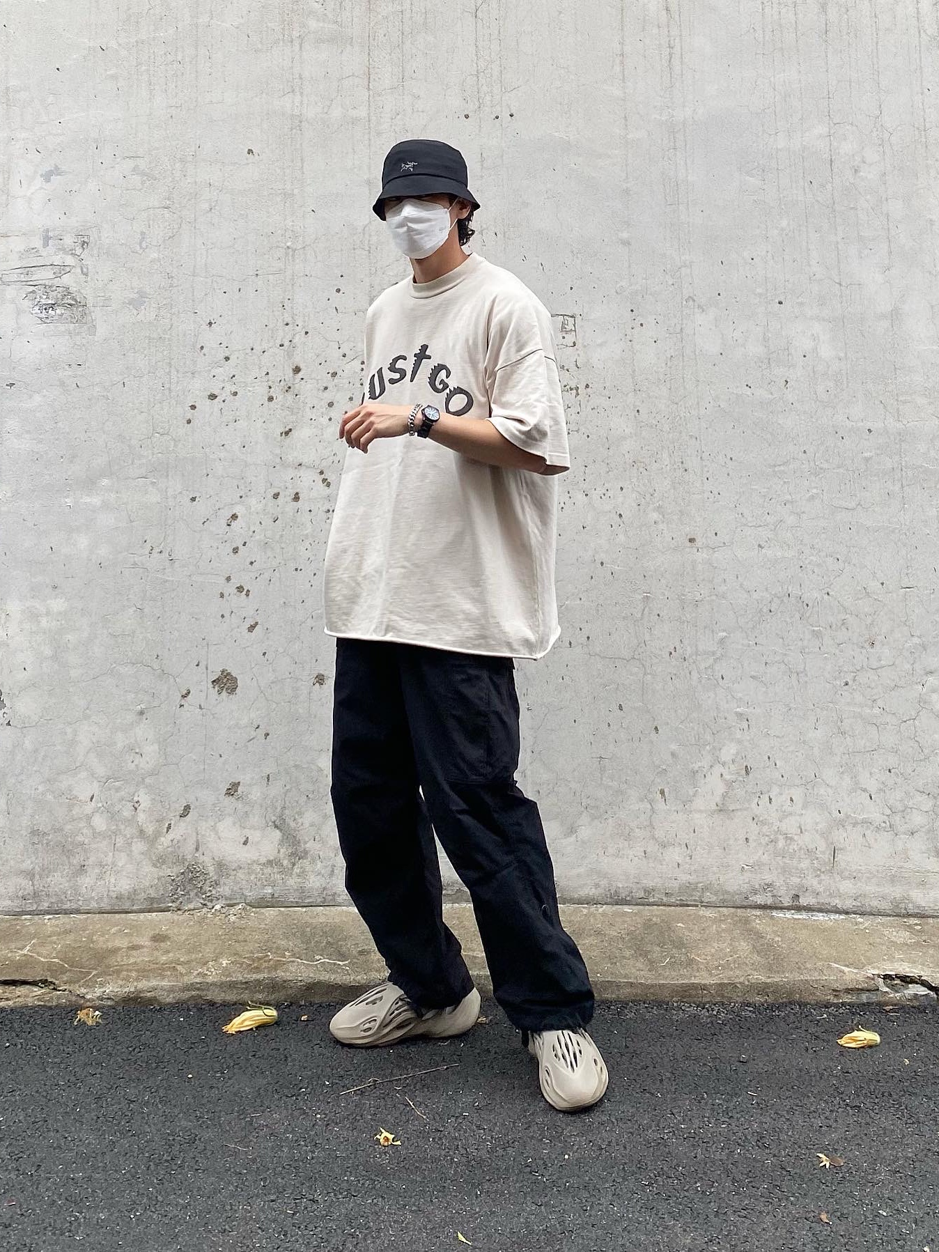 Adidas Yeezy Foam RNNR Stone Sage, Palace x Arc'teryx Sinsolo Hat Black - 20FW 착용 스타일 - 2