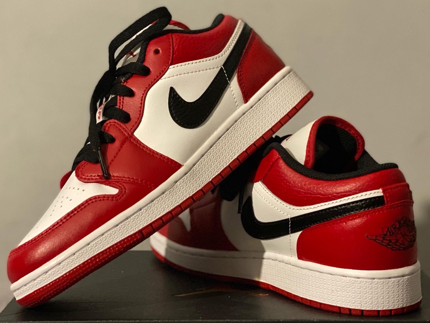 Jordan 1 Low White Red Black, (GS) Jordan 1 Low White Red Black 착용 스타일