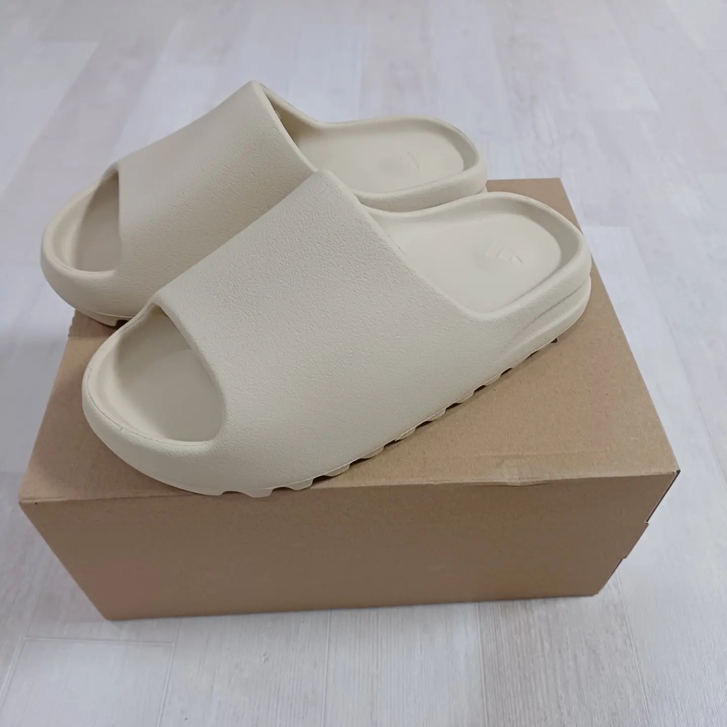 Adidas Yeezy Slide Bone 2022/2023 착용 스타일 - 1