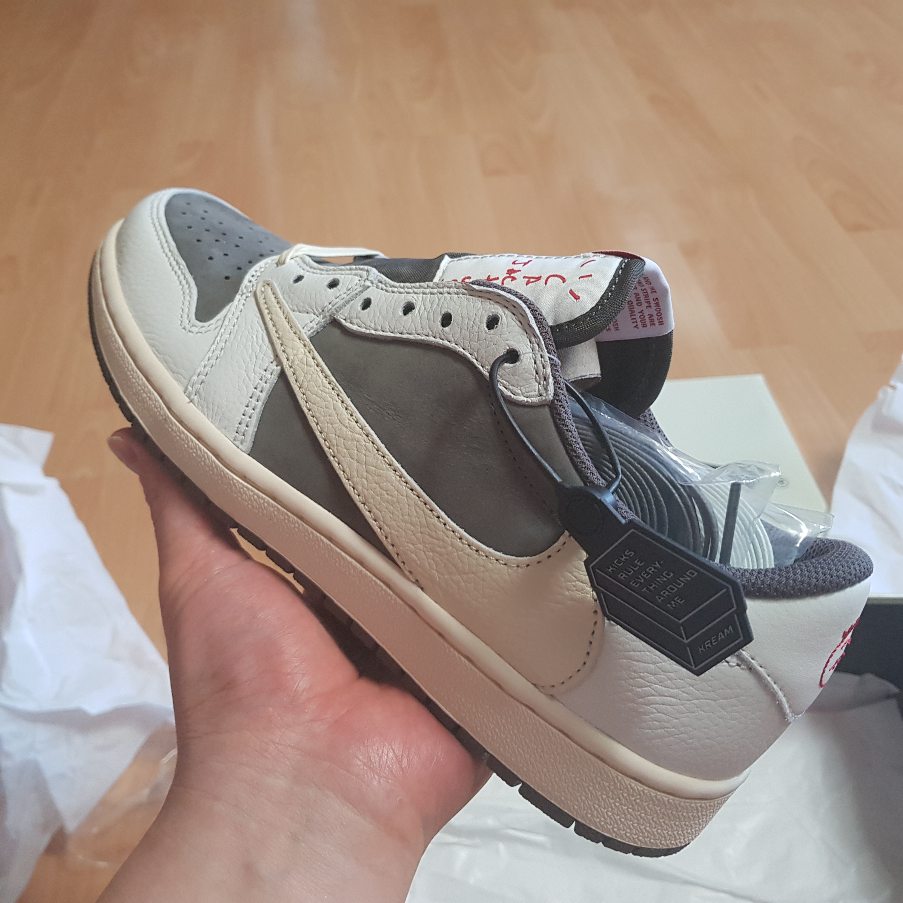Jordan 1 x Travis Scott Retro Low OG SP Sail and Ridgerock 착용 스타일 - 2