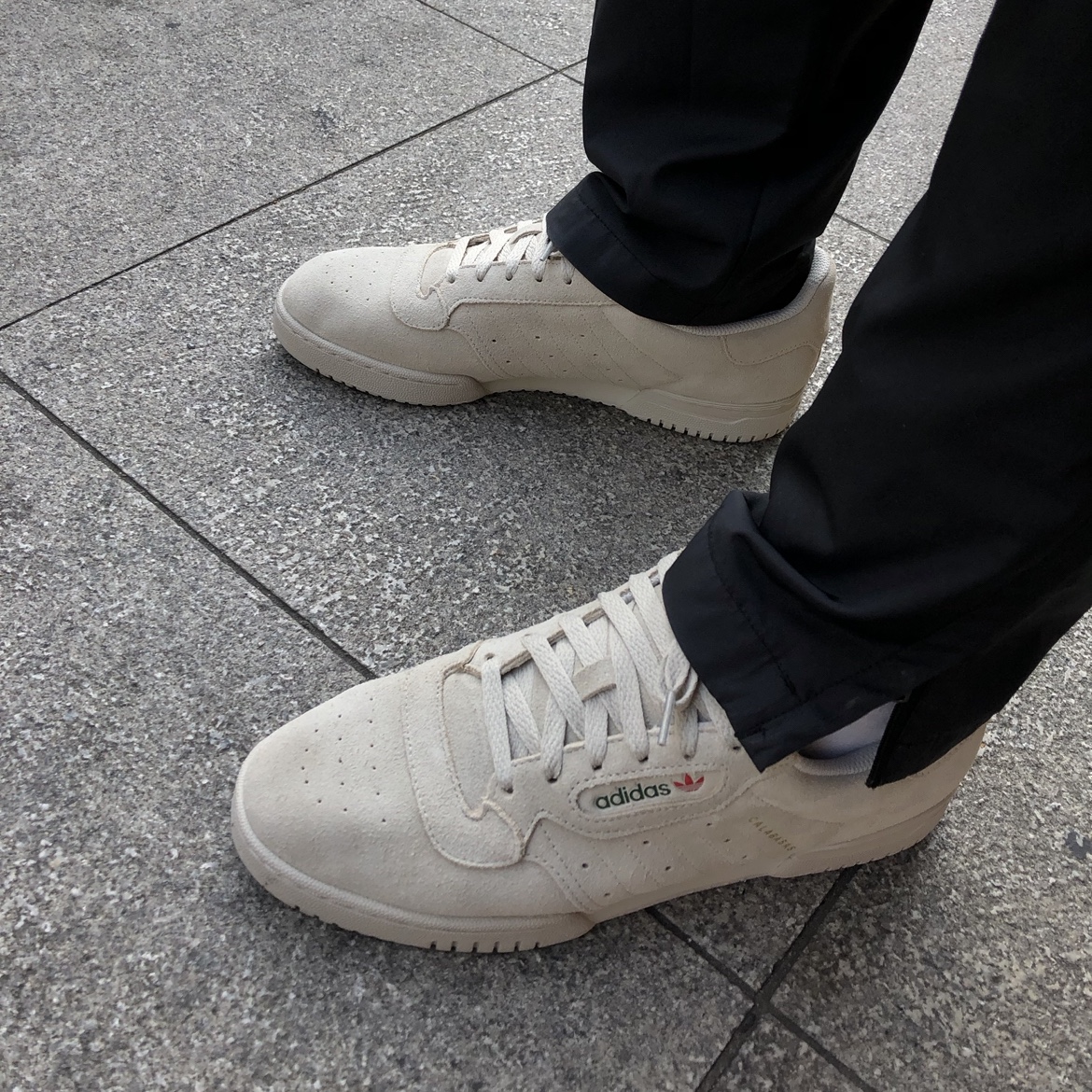 Adidas Yeezy Powerphase Quiet Grey 착용 스타일