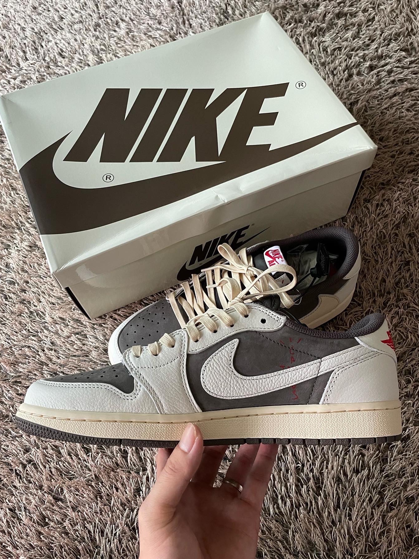 Jordan 1 x Travis Scott Retro Low OG SP Sail and Ridgerock 착용 스타일 - 3