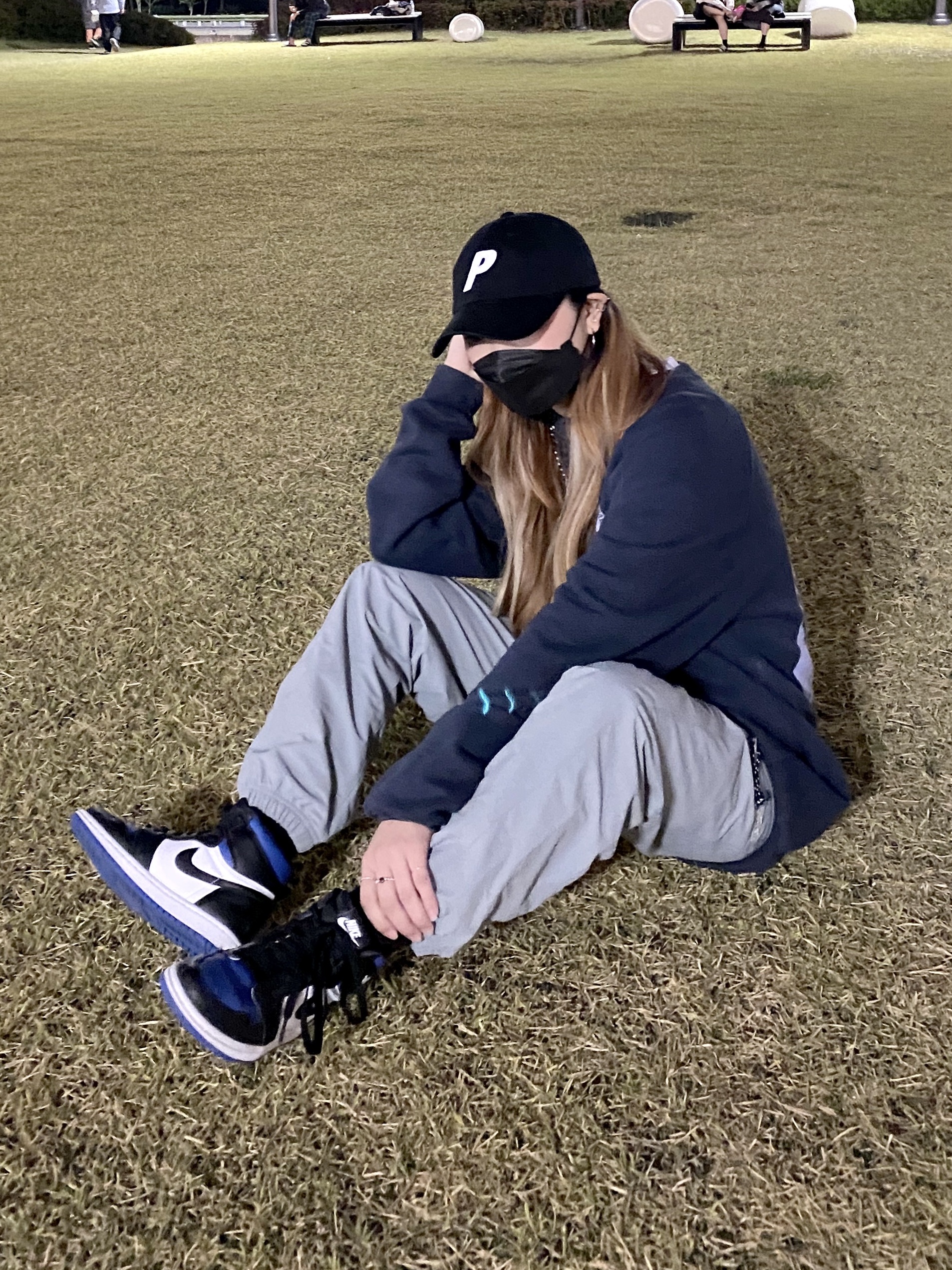 Palace P 6-Panel Black, Jordan 1 Retro High OG Royal Toe 착용 스타일 - 1