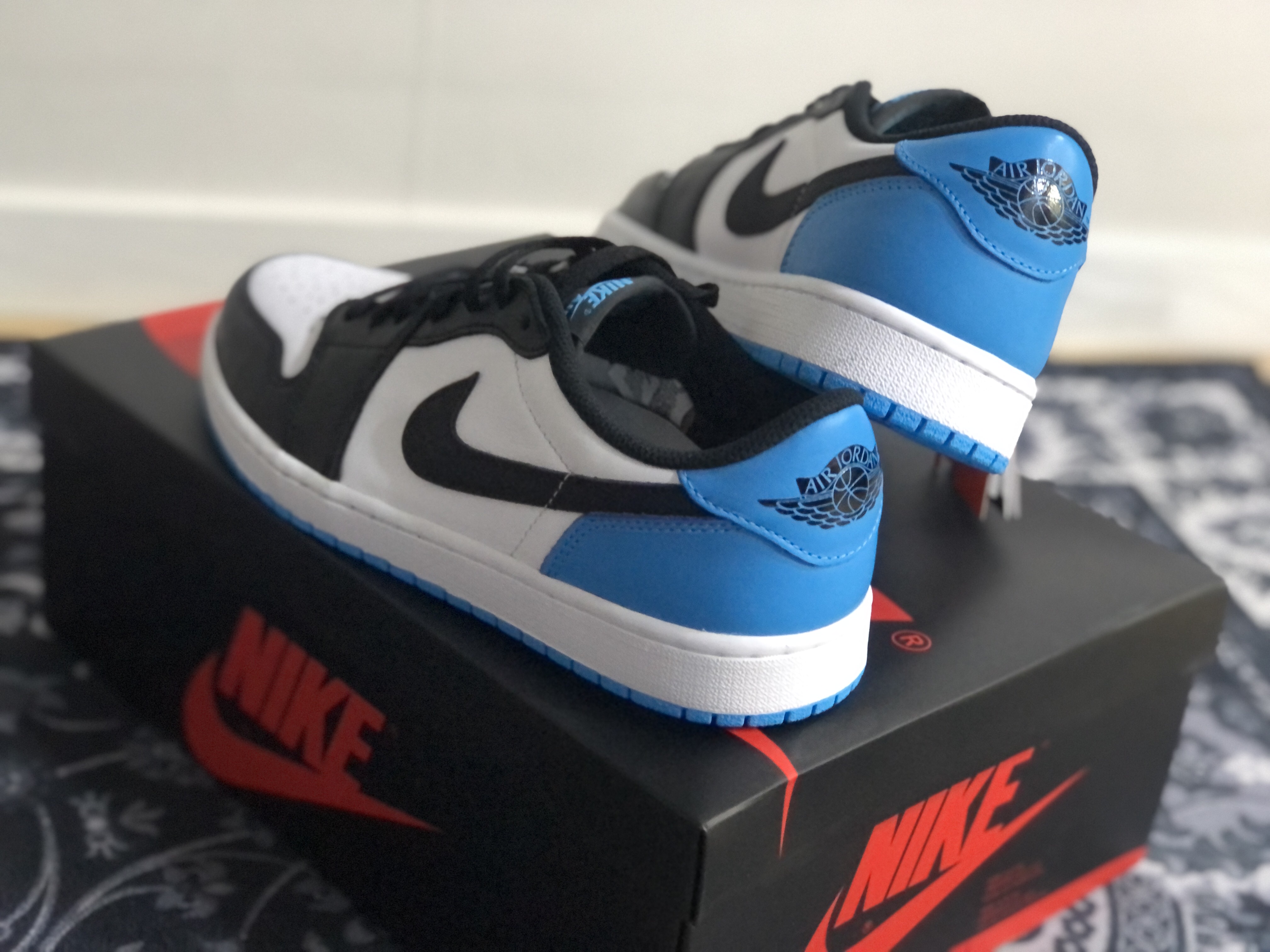 Jordan 1 Retro Low OG Black and Dark Powder Blue 착용 스타일