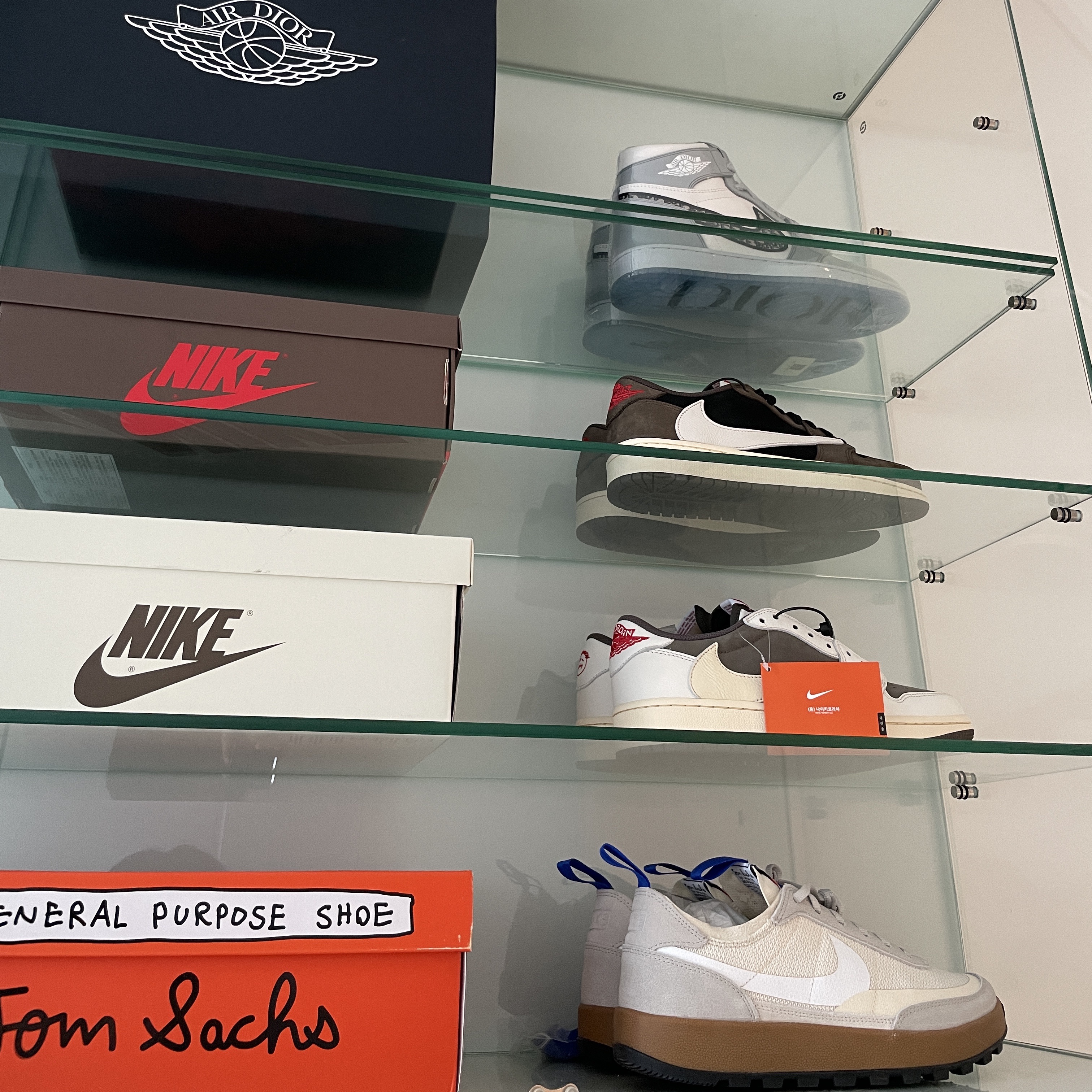 Jordan 1 x Dior High OG, Jordan 1 x Travis Scott Retro Low OG SP Sail and Ridgerock 착용 스타일 - 2