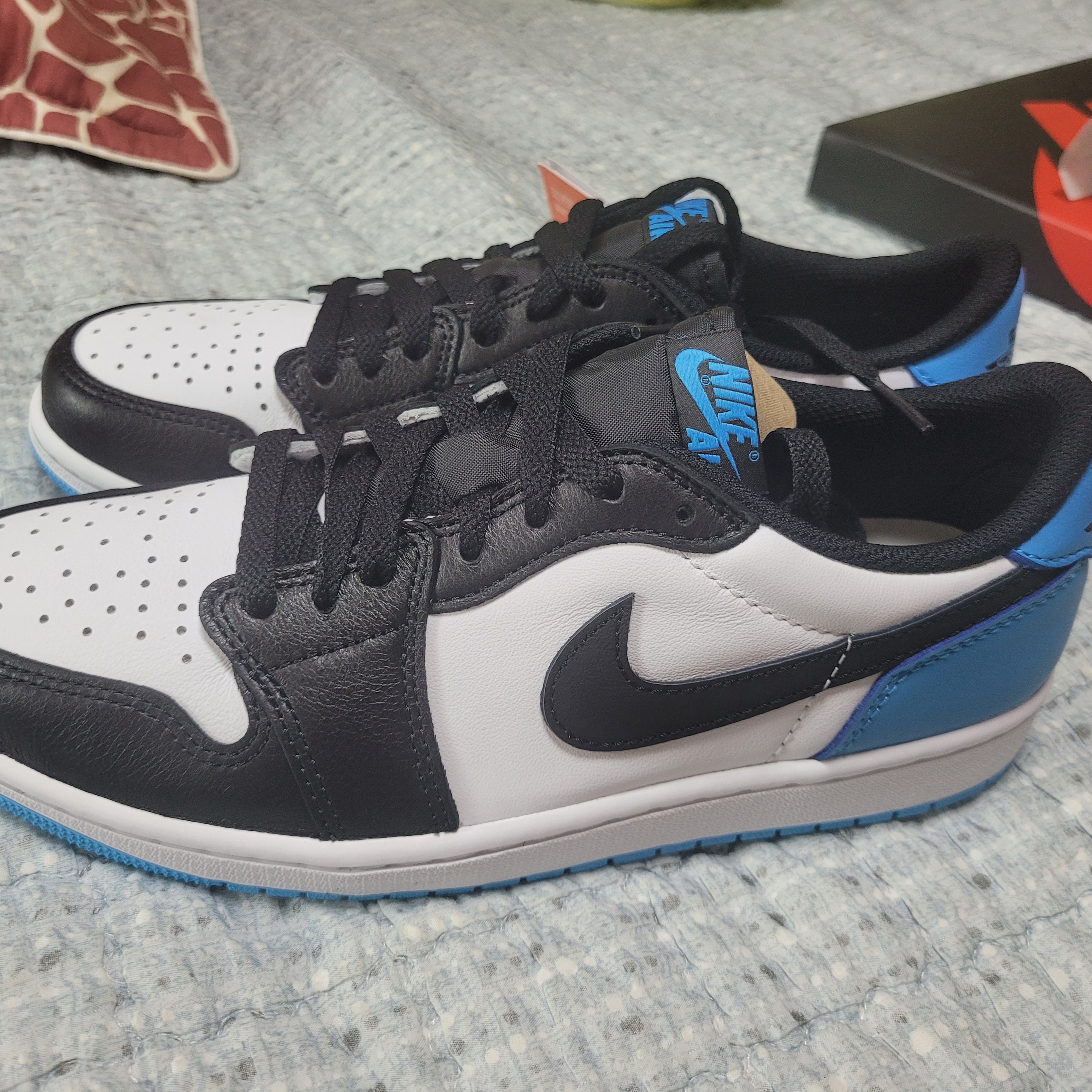 Jordan 1 Retro Low OG Black and Dark Powder Blue 착용 스타일 - 3