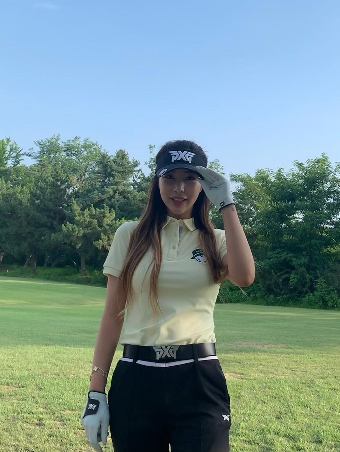 (W) PXG Prolight Tour Visor Black, (W) PXG Black Buckle Logo Belt White 착용 스타일 - 2