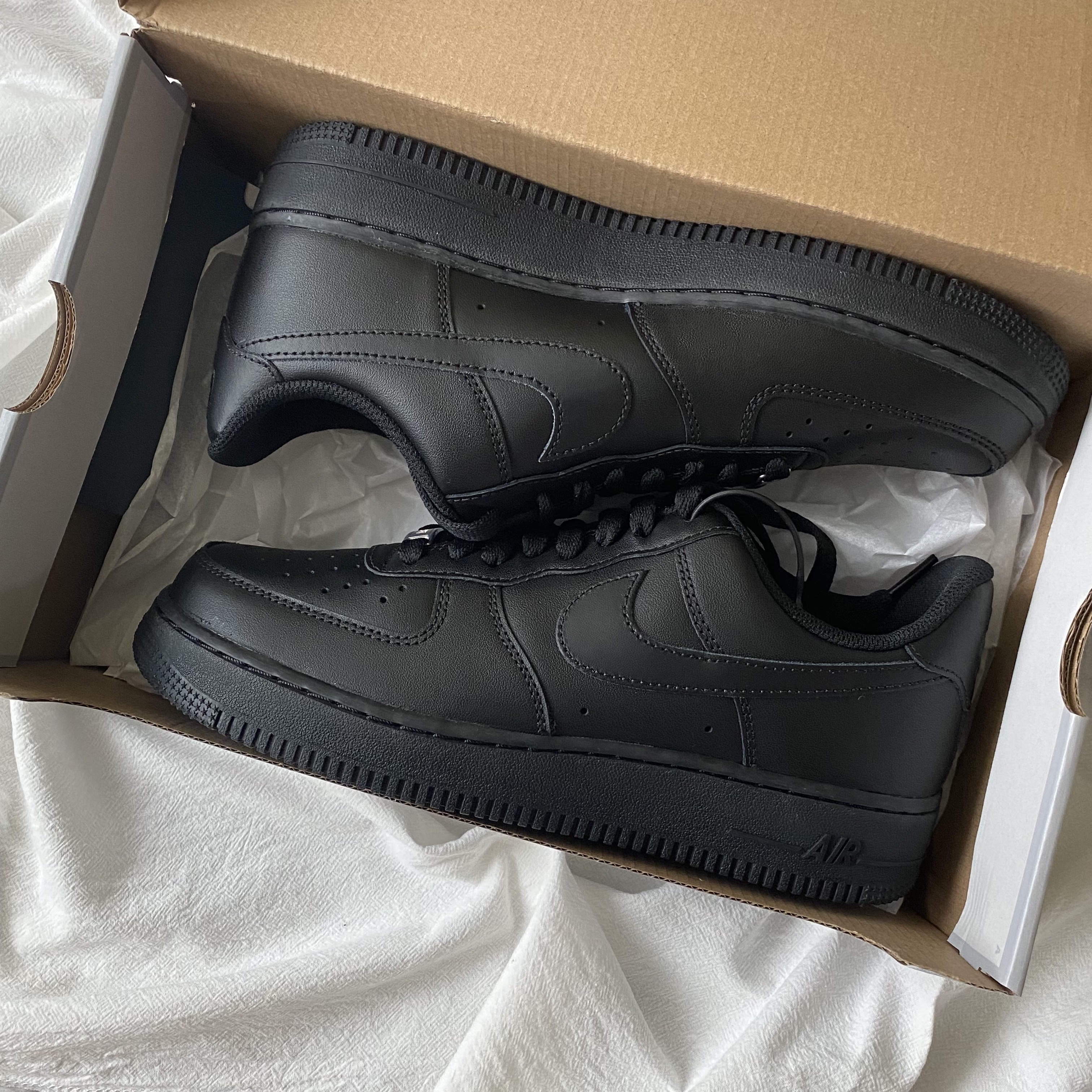 Nike Air Force 1 '07 Low Triple Black 착용 스타일