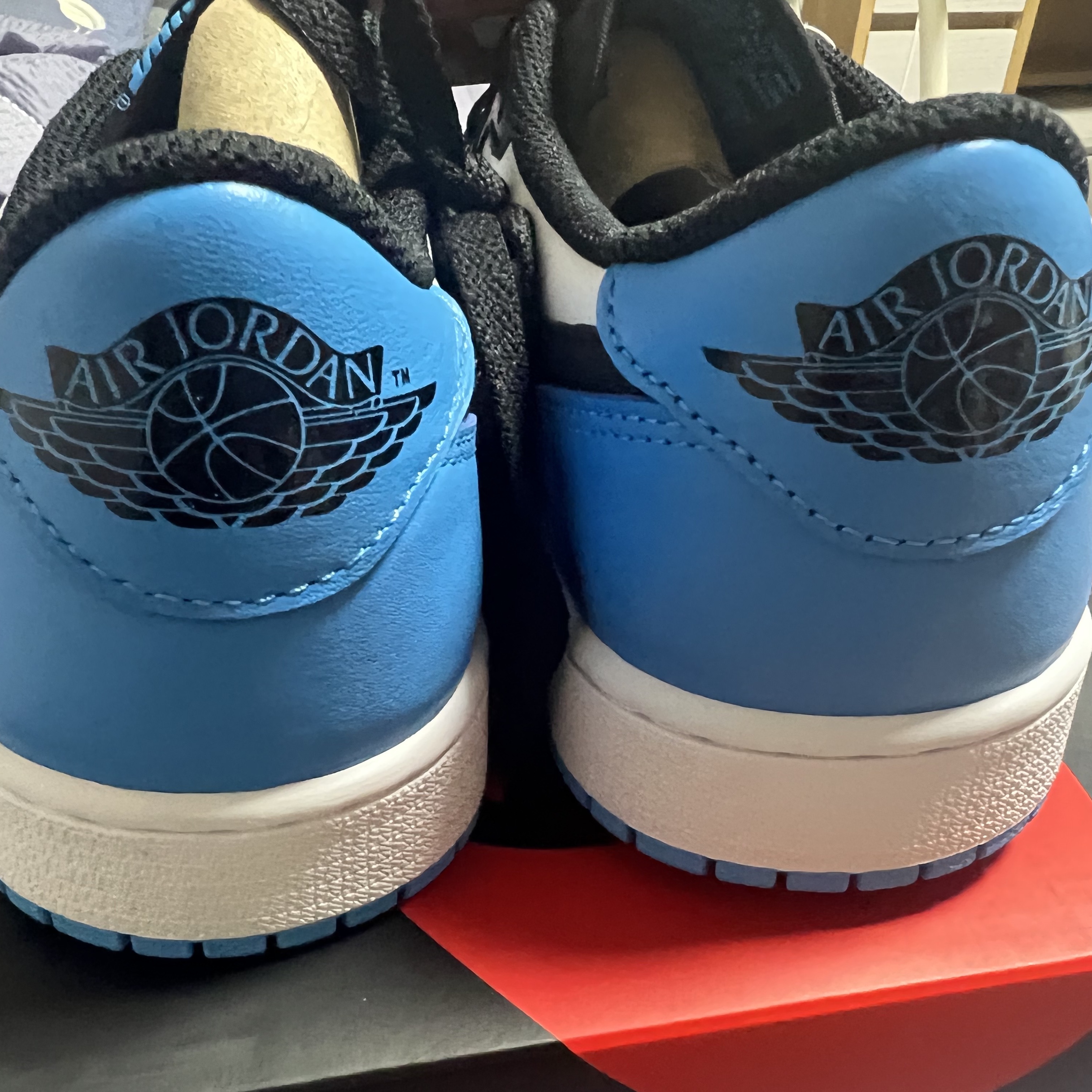Jordan 1 Retro Low OG Black and Dark Powder Blue 착용 스타일 - 3