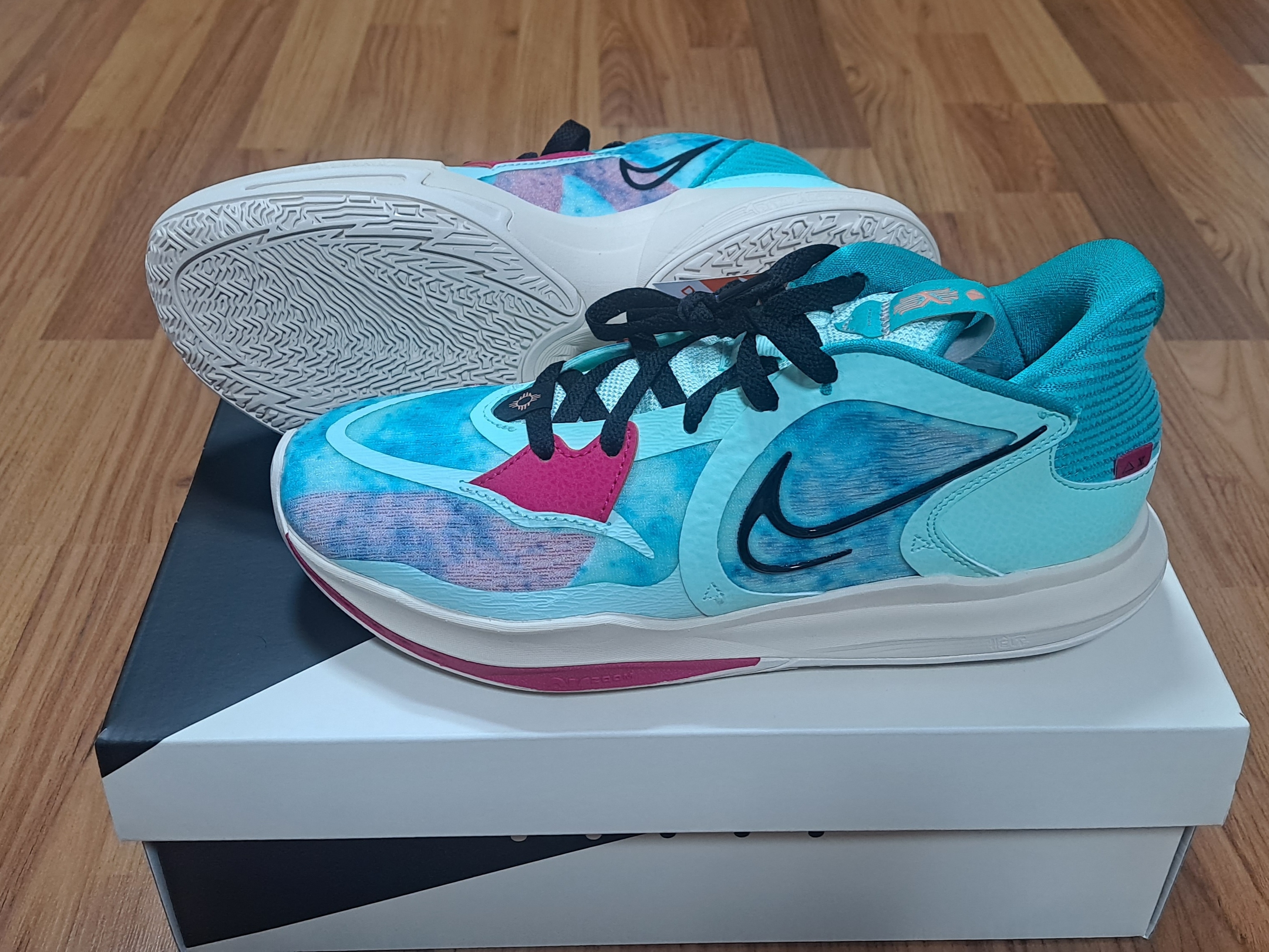 Nike Kyrie Low 5 Community 착용 스타일 - 2