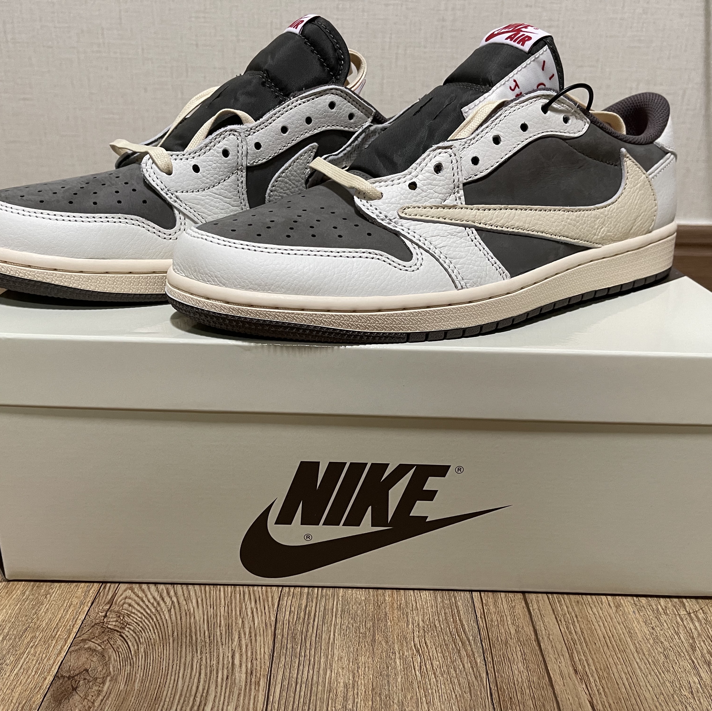 Jordan 1 x Travis Scott Retro Low OG SP Sail and Ridgerock 착용 스타일 - 3