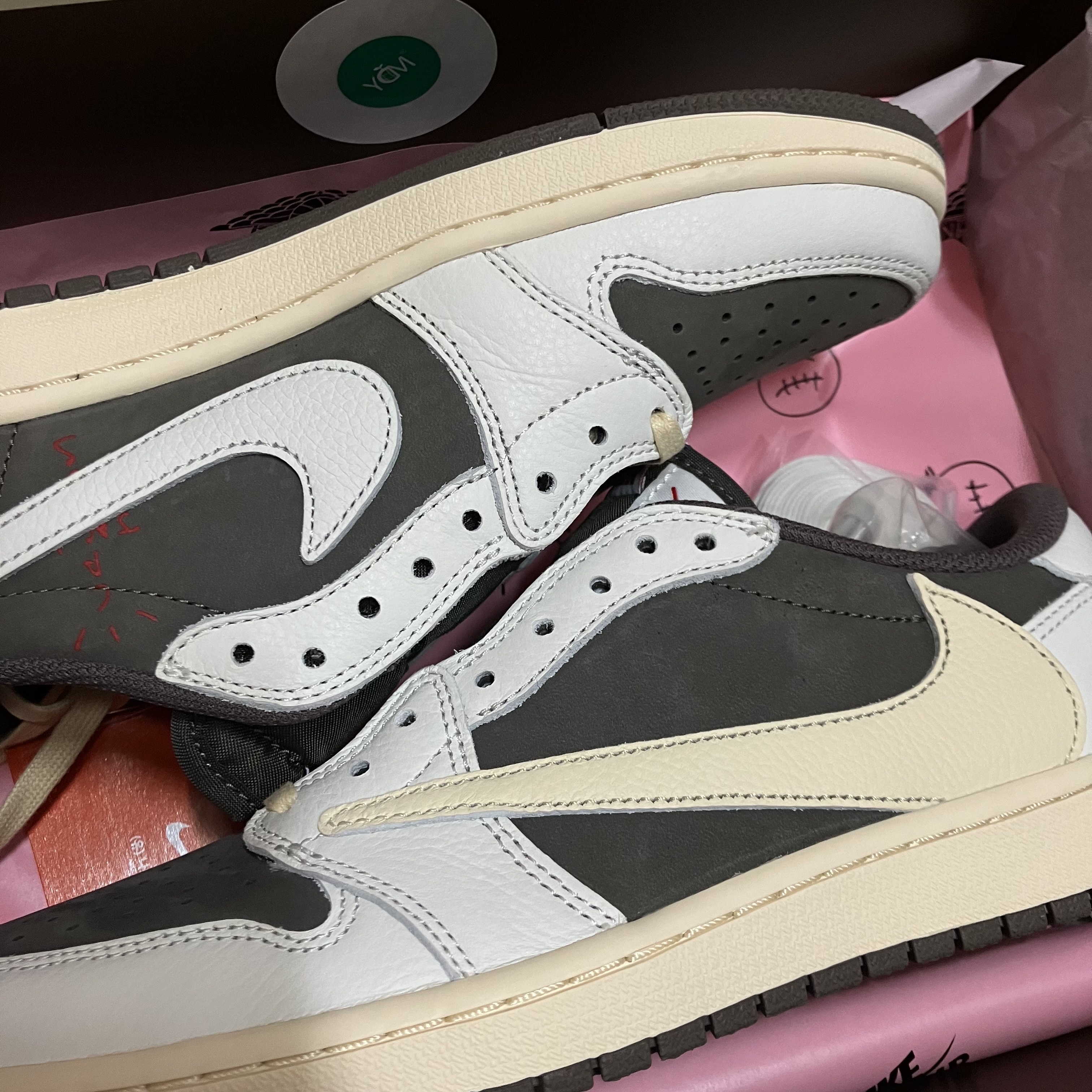 Jordan 1 x Travis Scott Retro Low OG SP Sail and Ridgerock 착용 스타일 - 1