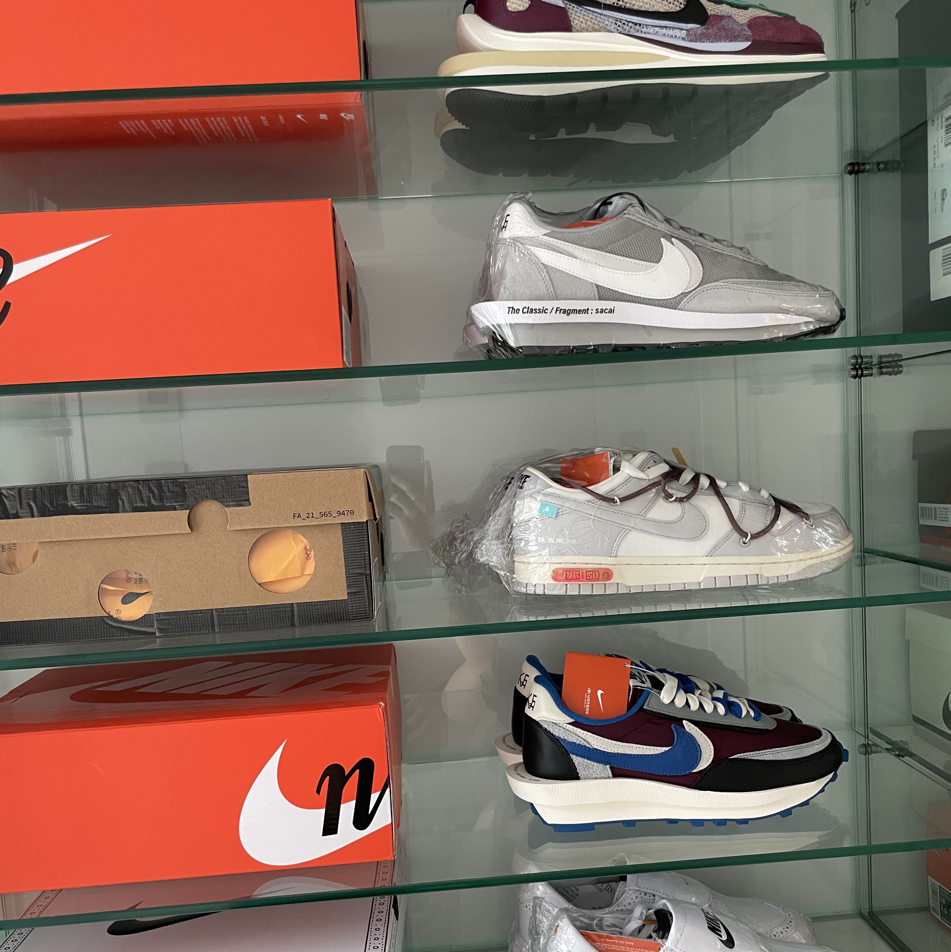 Jordan 1 x Dior High OG, Jordan 1 x Travis Scott Retro Low OG SP Sail and Ridgerock 착용 스타일 - 3