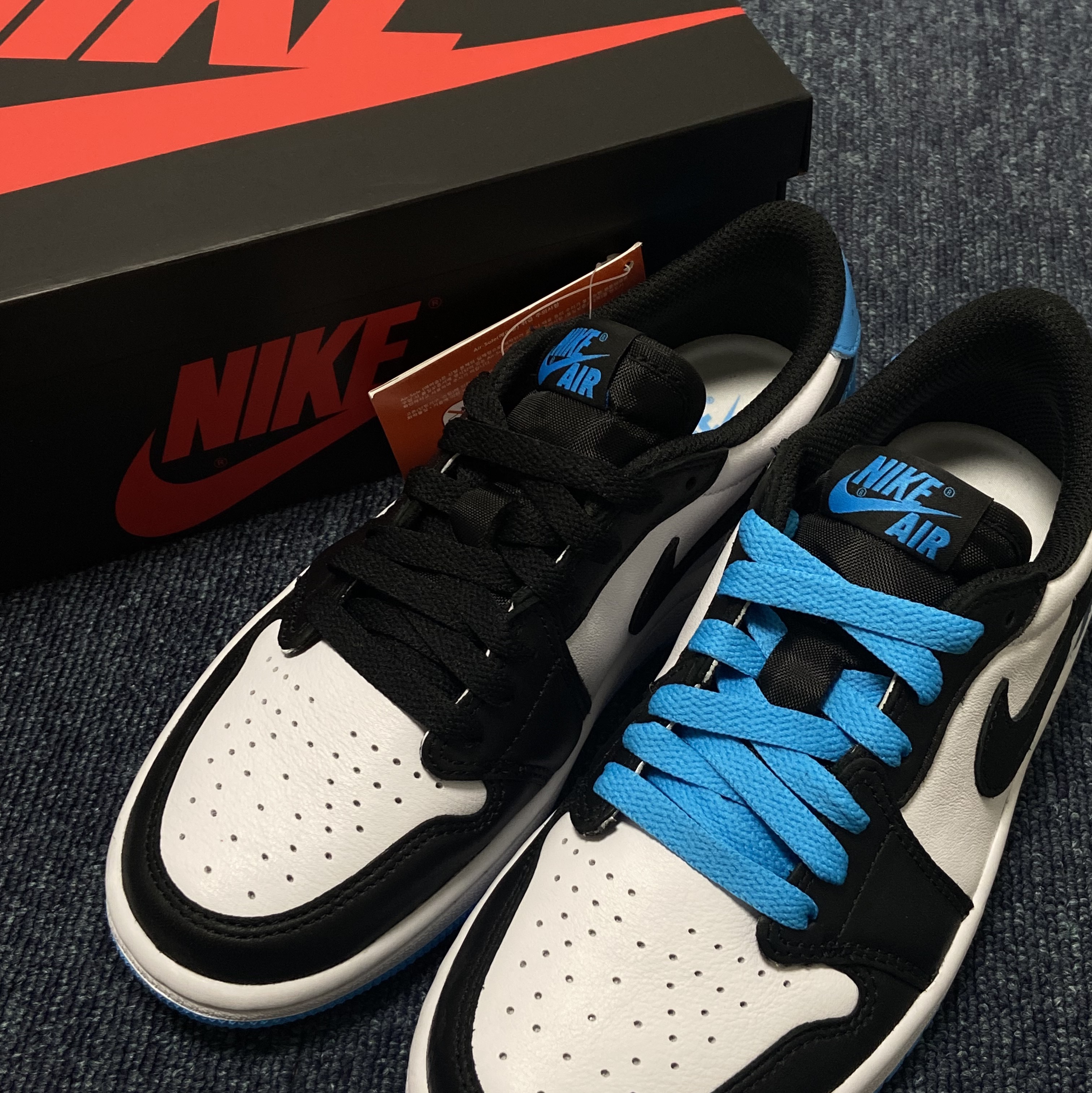 Jordan 1 Retro Low OG Black and Dark Powder Blue 착용 스타일