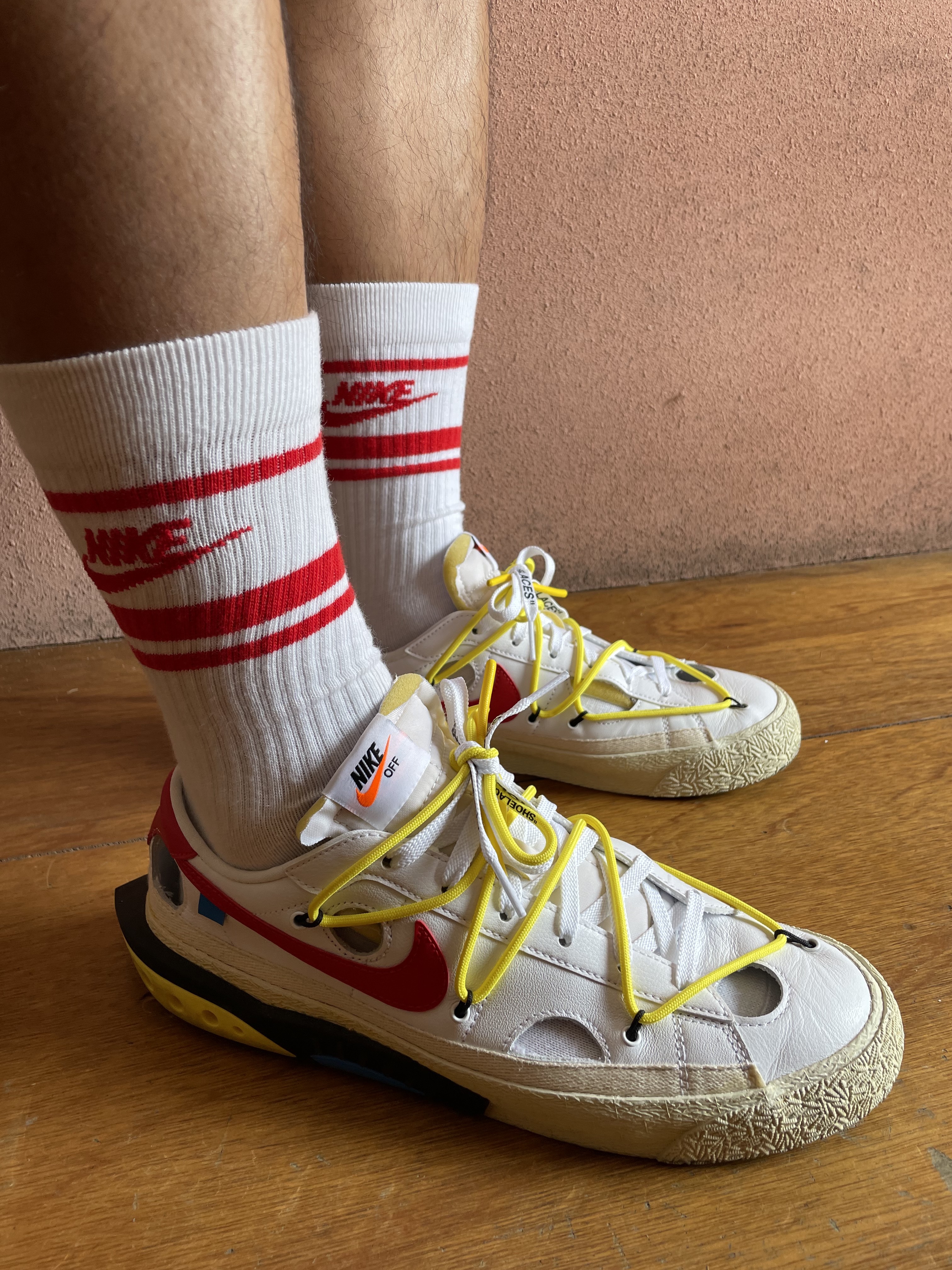 Nike x Off-White Blazer Low '77 White and University Red 착용 스타일 - 3